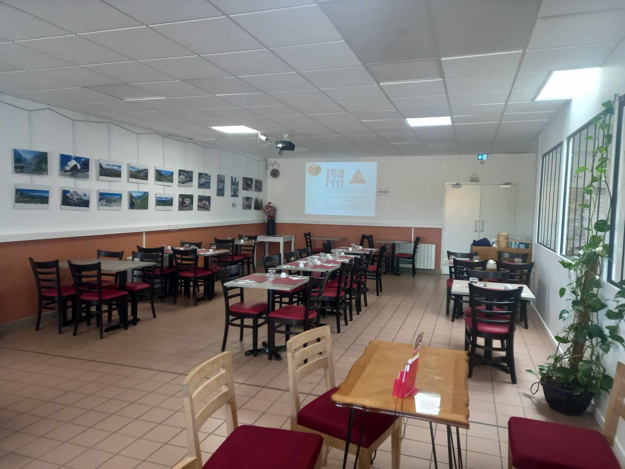 Unique commerce d'un joli village en Sud Vienne, équipé PMR.
Le commerce se situe en Zone de Revitalisation Rurale (exonération impôts durant 5 ans).
Le CA Restaurant - Bar licence 4 est en constante évolution. Une épicerie, La Poste, La Française des Jeux, dépôt de pain et colis complètent le commerce.
Espace de restaurant et de vente environ 190m², terrasse de 20 m² avec parking privé et facilité de stationnement aux alentours.
Cuisine équipée d'un double four à pizza, une friteuse 20 litres, piano 4 feux avec four gaz, des tables inox, saladette, pétrin et lave-vaisselle, congélateurs bahut et congélateur vertical.
La partie Epicerie est également équipée de rayonnage et d'un congélateur et frigo ventes. Une chambre froide également en réserve.
Mobilier bar/restaurant 30 places assises restaurant, 12 places assises et 3 tabourets hauts bar, 20 places assises en terrasse avec tables de 4 ou 2, frigo bar et frigo "desserts".
Actuellement, le restaurant est ouvert tous les midis du mardi au vendredi et les soirs du vendredi au samedi. Le dimanche, rôtisserie (restant dans le fond) avec ou sans frites uniquement à emporter. Une fois/mois, le dimanche midi restaurant sous forme de banquet très apprécié par les résidants du village et alentours.

Possibilité de location-gérance du fond de commerce selon profil par acte notarié.

Location des murs et de la licence IV 500€HT/mois