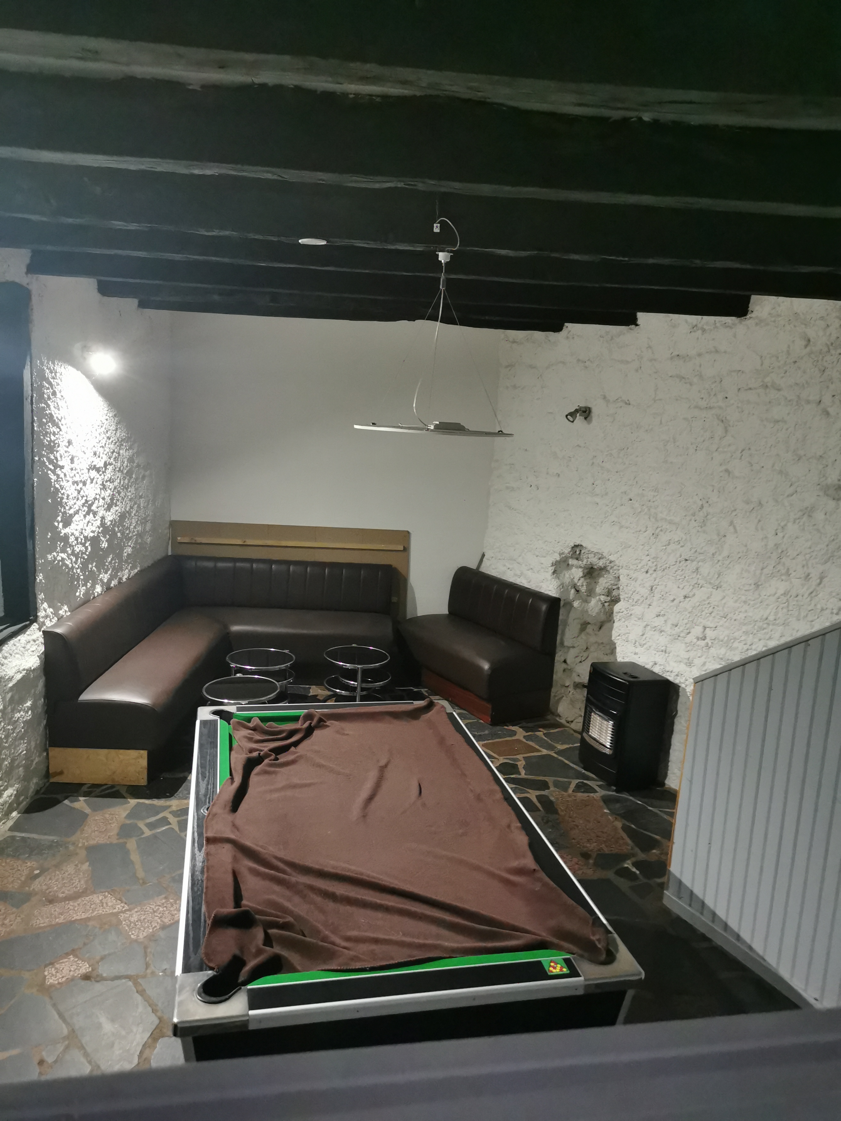 À vendre: Bar avec fort potentiel en Bretagne.
Cause nouveau projet de vie ' vends bar tabac chaleureux et convivial bénéficiant d une clientèle fidèle et d une belle visibilité.
Situé dans un secteur vivant et agréable.
L établissement offre
_ une salle accueillante
_un espace bar fonctionnel
_ une salle de billard
_une grande terrasse à l extérieur
_ du potentiel de développement
(animations grande restauration
Soirée etc....)
Clientèle régulière
Affaire ideale pour une personne seule ou un couple
Matériel en place
Pas de contrat brasseur
Possible de reprise rapide.
Le bar possède une atmosphère conviviale appréciée de la clientèle locale et de passage.
Belle opportunité pour une première affaire ou un changement de vie en Bretagne.
Plus d informations et photos sur demande.
Possibilité d accompagnement pour la reprise au démarrage si souhaité.