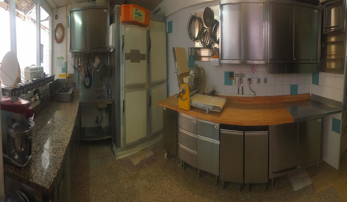 Vends fonds de commerce de 114m2 (dont 24m2 de magasin) avec appartement de 95m2.
Idéalement situé dans une rue principale du centre ville avec places de parking devant.
Affaire à redynamiser et idéal pour un couple.
Aucun personnel à reprendre.