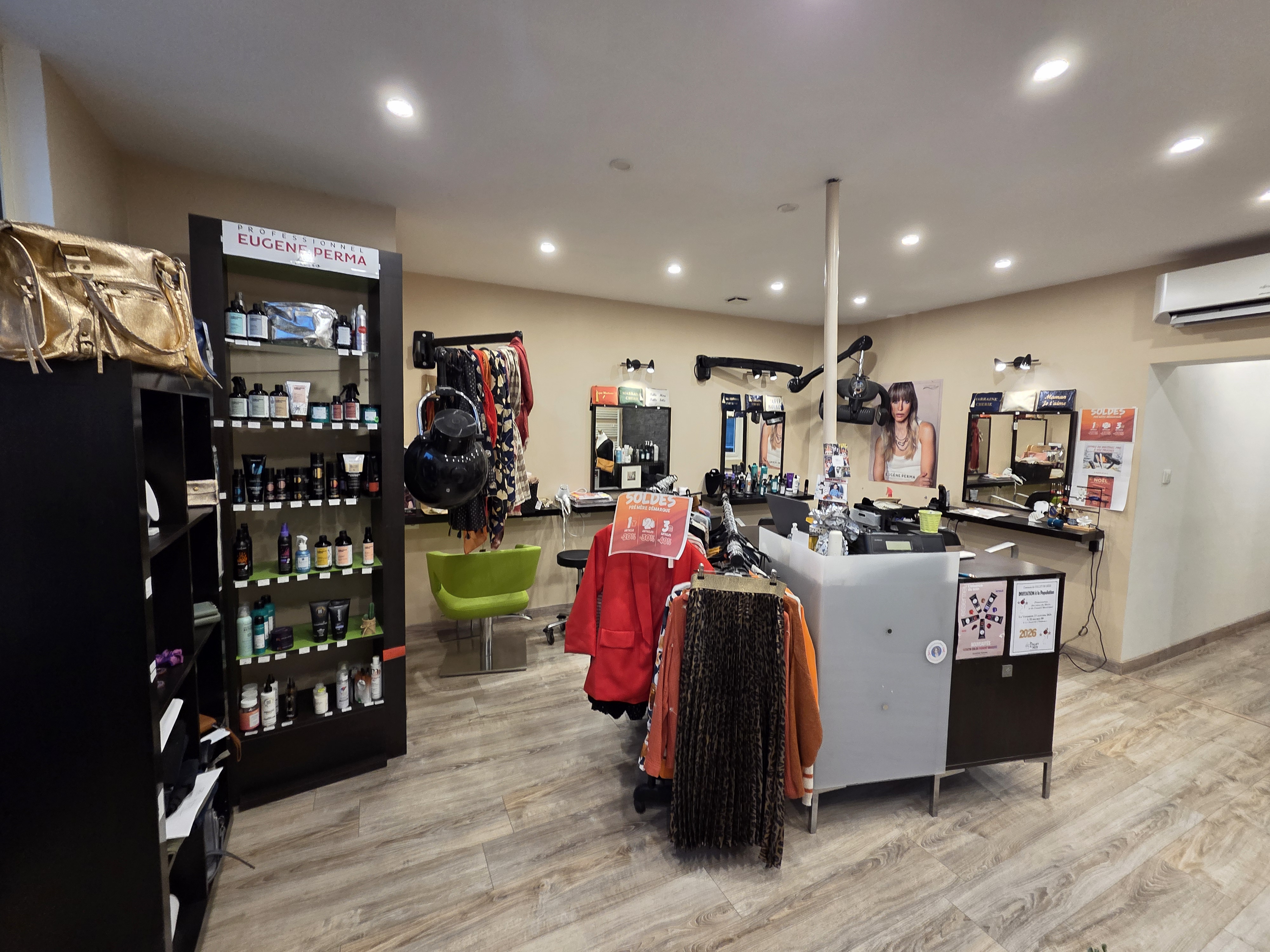 Vente du fonds de commerce d’un salon de coiffure mixte créé il y a 8 ans. Le salon accueille femmes, hommes et enfants. Il est équipé de 4 postes de coiffage et de tout le matériel nécessaire à l’exploitation.
Les locaux sont en très bon état, ils permettent de travailler seul ou à deux. L’affaire est exploitée sans salarié. 
L’agencement du salon offre la possibilité de développer des activités annexes. Aujourd’hui, l’activité est complétée par la vente de vêtements et d’accessoires (bijoux, sacs à main), ainsi que par un espace institut de beauté.
Implanté dans un village de 750 habitants, le salon bénéficie d’une clientèle locale et touristique d’avril à octobre. La clientèle annuelle comme saisonnière est fidèle et suivie grâce à un fichier clients informatisé.
Accompagnement possible par la cédante.

Bail commercial : 300 € TTC/mois. 
Vente du fonds de commerce : 17 500€ 

Référence de l'annonce : L0504 
RELANCE est un service d’accompagnement gratuit mis en place par les Chambres consulaires de la Lozère, pour favoriser la transmission des entreprises.