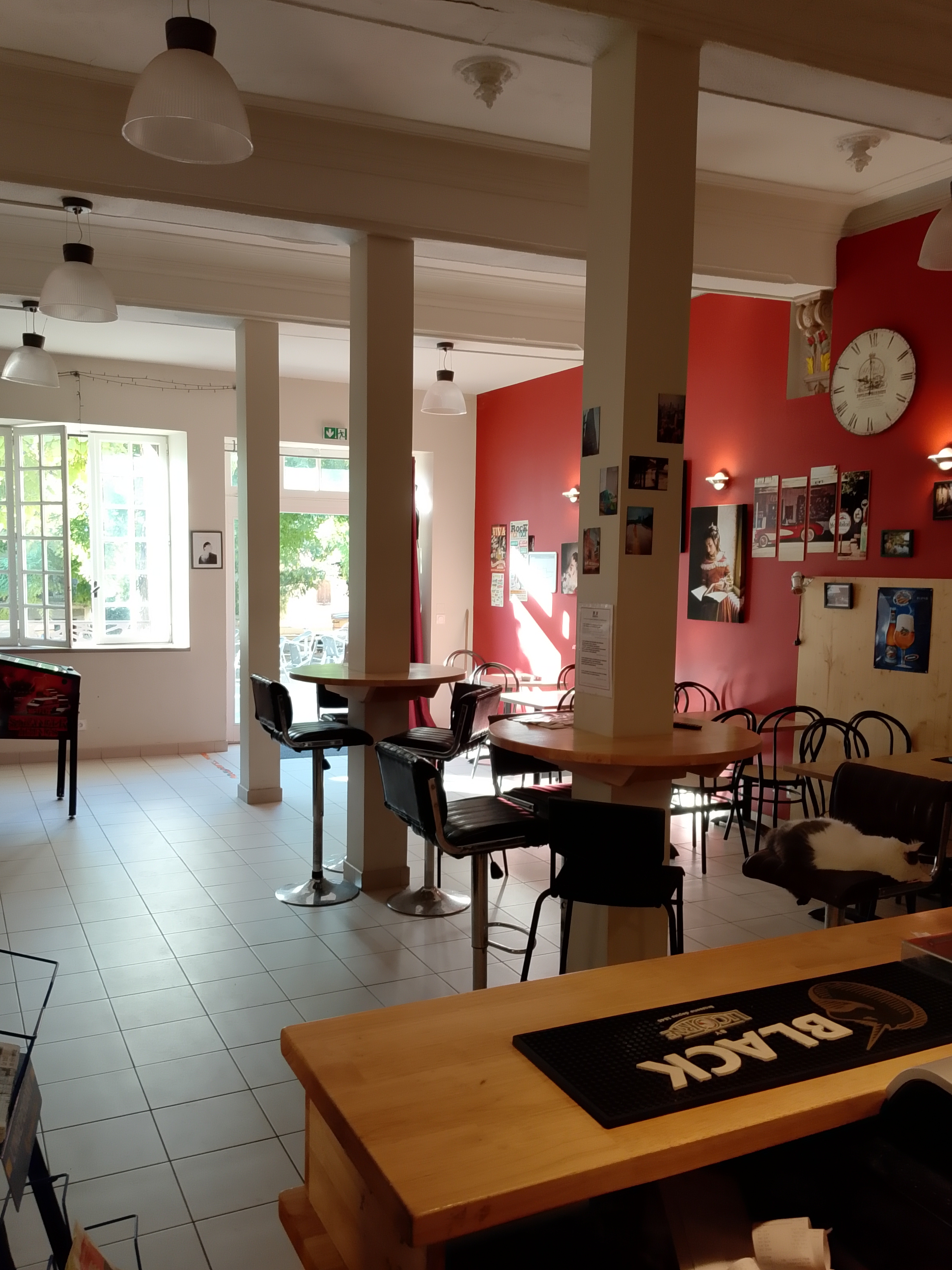 Urgent, suite à des motifs personnels vente du fond de commerce d'un cafe multiservices dans un petit village des corbières.
Idéalement situe dans un endroit tranquille au centre du village avec sa terrasse, le café avec licence iv est composé d'une salle principale d'environ 20/25 places (suivant configuration) et d'environ 30 place en terrasse voir plus lors de manifestations.
Non utilisés pour la restauration actuellement, 1 salle plonge et une cuisine sont présentes , idéal pour faire une petite restauration a l'annee .Logement sur place indissociable du fonds, loyer 3/6/9 (860 € le total). Logement de 122 M2 composé d.un salon/ cuisine , 2sdb, 3 chambres. Idéal pour aventure familiale. Prix du fond négociable dans la limite du raisonnable. Bailleur et licence iv municipale.