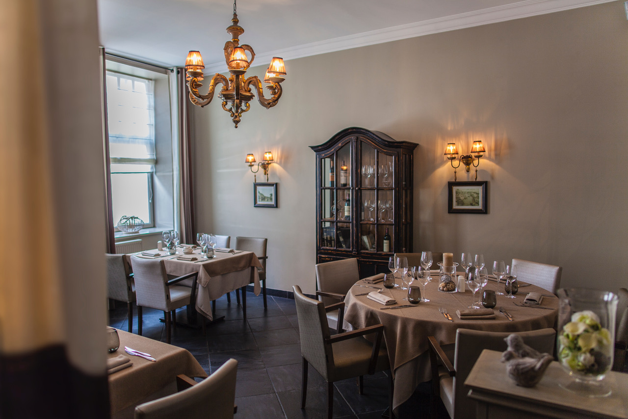 Vends Fond de commerce et murs :
Restaurant créé en 2008 dans une maison de charme Casseloise comprenant environ 35 couverts + 15 en terrasse dans la cour intérieure de la demeure.
Cuisine semi gastronomique, belle clientèle française et belge régulière + de passage. Etablissement très bien entretenu, investissements constants et récents (matériel cuisine renouvelé en 2021 et 2022). Beau potentiel de développement (créneaux d'ouverture et/ou couverts supplémentaires possibles).
Appartement de 160m2 à l'étage sur deux niveaux complètement rénové :
3 grandes chambres, salle de bain neuve, WC, bureau, salon-séjour avec cuisine équipée ouverte, petit salon en mezzanine.
Investisseurs : possibilité de séparer l'appartement du restaurant pour louer à l'année ou à la nuitée générant ainsi un revenu immédiat.
Le village de Cassel (village préféré des français 2018), bénéficie d'un beau potentiel touristique, Musée départemental de Flandres, ateliers d'artistes, moulin, ruelles pavées, balades etc en font un lieu de sortie et de tourisme réputé.