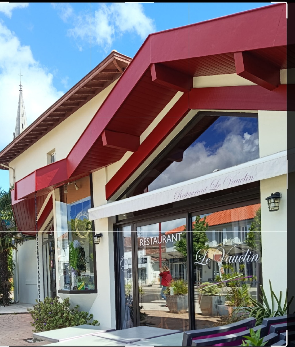 Cause départ en retraite, opportunité rare de reprise d'un restaurant chaleureux,  et idéalement situé à Mimizan, Coeur de Bourg, commune dynamique des Landes, attractive toute l'année et touristique en saison

Style typique Basco-landais offrant un cadre authentique et chaleureux
Superbe salle lumineuse avec belle hauteur sous plafond et des poutres apparentes, idéales pour des présentations élégantes.

Une belle salle de 30 couverts, complétée par une terrasse privative.
Clientèle locale fidèle à l'année et fort flux touristique estival.
Potentiel de développement intéressant.

Affaire saine, idéale pour des professionnels ou un chef souhaitant s'épanouir dans un cadre de vie privilégié entre océan et foret
Faible loyer