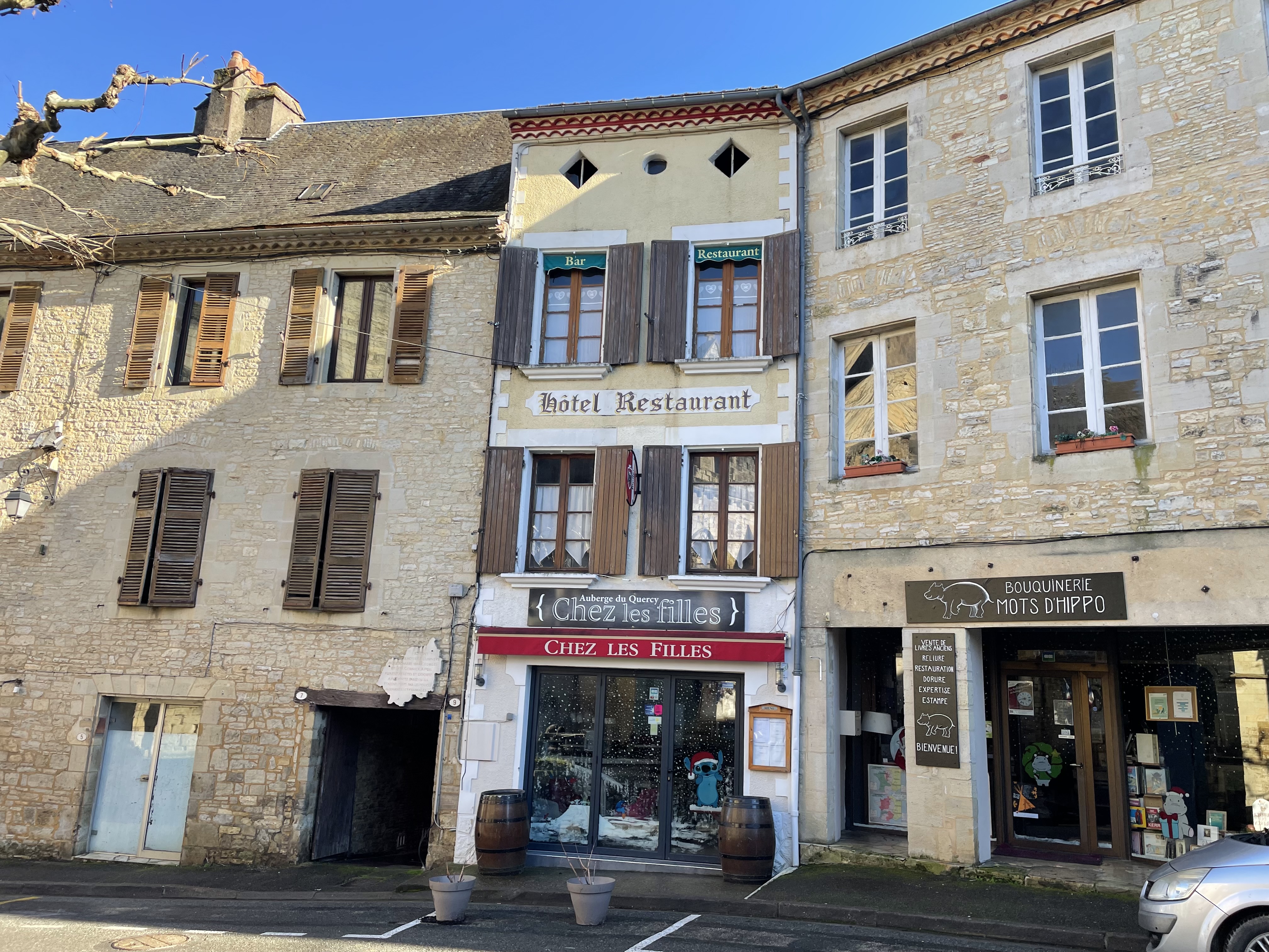 Murs et fond - Bar / Restaurant avec sa maison d'habitation et ses 5 chambres d'Hotels.

Nous vous proposons à la vente ce bar - restaurant dans un charmant village du Lot, entre Sarlat et Gourdon avec sa terrasse extérérieure.

La partie professionnelle se décompose comme suit: un hall d'accueil avec son bar, une grande salle de restaurant entiérement refaite et sa cuisine equipée.

Egalement, une grande cave au niveau inférieur pour faciliter le stockage.

Au premier étage, 5 chambres à réhabiliter et au deuxiéme étage un vaste comble aménageable de 85 m2.

Séparé par la cour intérieure et avec une entrée indépendante, vous trouverez la maison d'habitation avec en rez de chaussée un salon - séjour avec sa cheminée.

Un salle de bain, une chambre et un dressing compléte ce niveau. Au premier étage, vous disposerez de deux chambres supplémentaires.