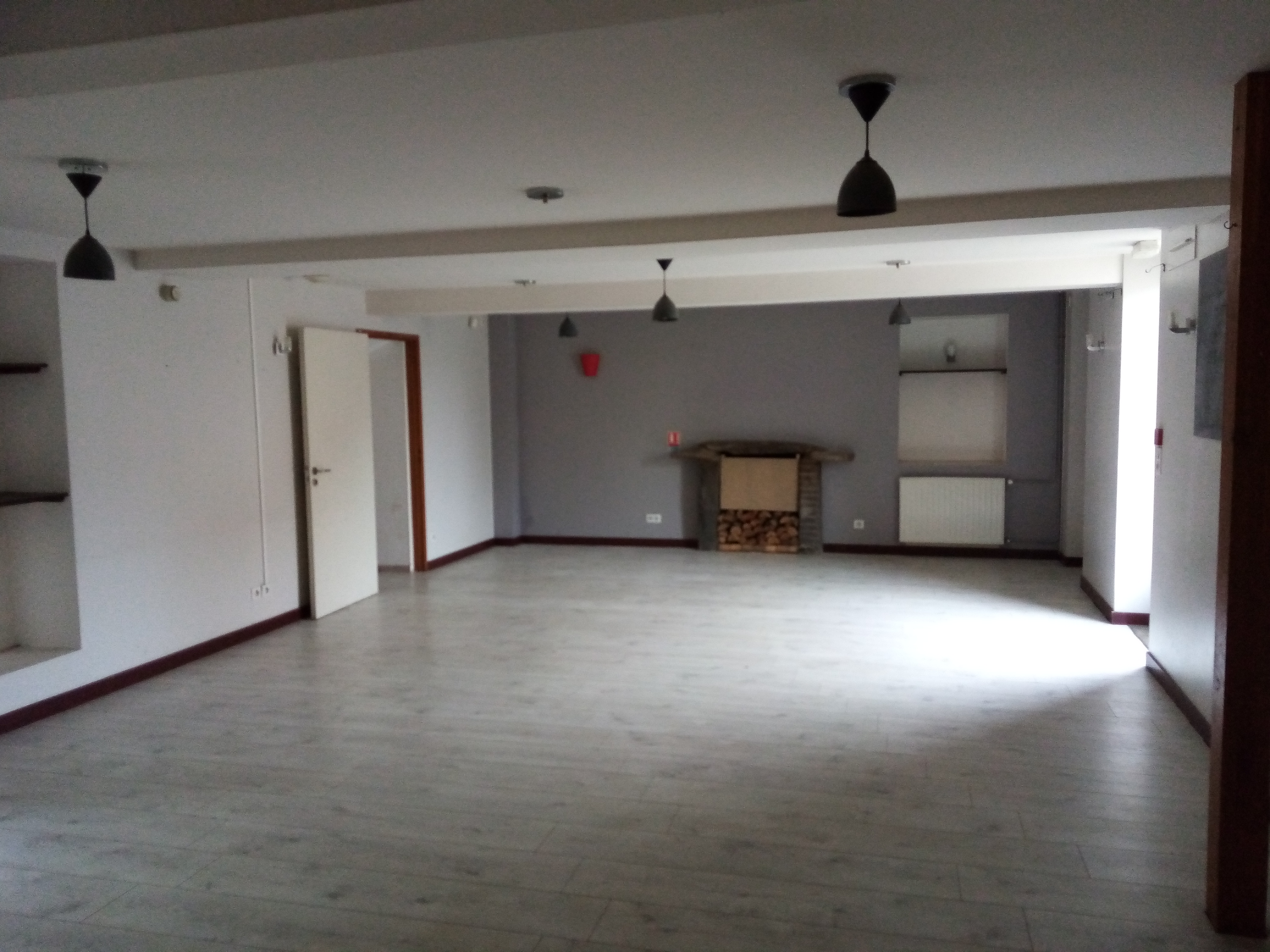 Les atouts :
- commerce de proximité 
- situé dans le centre-bourg
- entièrement rénové
- cuisine équipée
- possibilité d’une offre de chambres d’hôtes
- terrasse ombragée agréable 

L’activité : 
Une auberge authentique au plus proche des clients. Si vous souhaitez relancer une activité de restauration traditionnelle, bistronomique, à thème ou autre concept innovant, ne manquez pas cette opportunité. Il est possible de développer une activité d’hébergement touristique. 

Vous souhaitez vous investir dans un projet de vie au cœur d’une commune dynamique et accueillante pour faire vivre un lieu de convivialité pour les habitants et personnes de passages. 

Il sera aisé de développer une clientèle fidèle, locale, mais également de capter celle de passage : voyageurs d’affaires et touristes. En effet, l’auberge est située en face de la route départementale D993 (très fréquenté) et elle est à proximité de l’aire de camping-car. 

De plus, il y a la possibilité de travailler avec la cantine scolaire qui accueille chaque midi 45 enfants, et qui, à ce jour, se fournit en repas chez une société basée à Montluçon. 

La commune est donc prête à échanger avec le porteur de projet sur une possible collaboration pour relocaliser la restauration scolaire sur la commune.

Le local : 
L’auberge propose différents espaces reliés et adaptés à différents accueils (groupes, familles, couples etc).
Ils sont découpés ainsi: 

Rez-de-chaussée : salle de restaurant (50 couverts), cuisine, bar, sanitaires et bureau 

Premier étage : trois chambres d’hôtes et un logement d’environ 50m2

Dans l’ensemble : le bâtiment fait environ 250 m2 répartis sur deux niveaux. 

En 2025, la commune va réaliser une rénovation intégrale du bâtiment: isolation, menuiserie intérieur, électricité, peinture, carrelage...

La commune équipera la cuisine :  armoire réfrigérée, piano de cuisine, hôte,  plonge,  lave-vaisselle, machine à glaçons,...

L’environnement : 
Une commune de 748 habitants située au nord-est de la Nouvelle-Aquitaine. Elle est dotée d’une école, d’une boulangerie, d’un point de poste, etc. L’Auberge est donc intégrée à un tissu dynamique local. 

Le bourg est traversé par une route départementale passante qui relie Montluçon à Aubusson, ce qui en fait un axe de passage fréquenté, notamment par les curistes et touristes se rendant à Évaux-les-Bains ou Chambon-sur-Voueize. 

La visibilité de l’auberge sur cette route départementale est un atout majeur pour attirer une clientèle de passage. 
 
Les alentours de la commune offrent un patrimoine touristique riche avec, par exemple : le Viaduc sur la Tardes, les anciennes mines d’or du Châtelet, le site touristique de Sainte-Radegonde, le bois de Lassoux, l’étang de la Reyberie, etc. 

Enfin, l’auberge se situe à 10 min de plusieurs grandes surfaces et à 15 minutes de Montluçon.        

Informations pratiques : 
Le bâtiment se situe au 25 rue Raymond Aucouturier au cœur du bourg de Budelière.

Un monte-personne est à disposition pour accéder à la chambre répondant aux critères PMR. 

Un parking attenant à l’Auberge permet également de faciliter l’accessibilité. 

La commune est propriétaire de la Licence IV qui sera mise à disposition du porteur de projet. Il y a la possibilité d’établir un bail emphytéotique avec une promesse de vente. 

Afin de faciliter l’installation, la commune s’engage à proposer un loyer modéré.