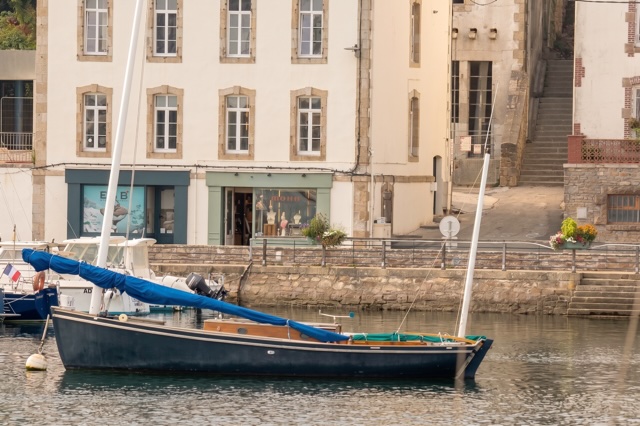 AUDIERNE – FINISTÈRE SUD

À vendre – Fonds de commerce & Murs commerciaux

Une adresse d'exception au cœur du port d'Audierne.
Au cœur d'Audierne, sur le quai Sud, face au port et à quelques pas des plages, découvrez une opportunité rare d'acquérir simultanément un fonds de commerce reconnu depuis plus de 25 ans et ses murs commerciaux, dans l'un des emplacements les plus prisés de la baie d'Audierne.

Idéalement située sur la promenade du port, la boutique bénéficie d'une visibilité remarquable sur un axe piéton incontournable reliant les principaux parkings au marché traditionnel et à la place du centre-ville. Son emplacement privilégié lui assure un flux constant de clientèle locale et touristique tout au long de l'année.
Installée dans un bâtiment historique emblématique de la ville, elle profite d'une vue dégagée sur le port et ses bateaux, offrant un environnement de travail unique où se conjuguent dynamisme commercial et qualité de vie.

Développée sur environ 70 m² répartis sur deux niveaux de vente, cette élégante boutique propose un univers entièrement dédié à la femme : prêt-à-porter, bijoux, chaussures, sacs et accessoires de mode, sélectionnés avec soin dans un esprit tendance, raffiné et qualitatif.

Depuis plus de 25 années d'activité, cette adresse n'a cessé d'évoluer afin de répondre aux attentes de sa clientèle et aux nouvelles tendances du marché. Cette capacité d'adaptation lui a permis de développer une solide notoriété et de fidéliser une clientèle locale comme touristique.

Le commerce est présenté dans un état irréprochable. Son mobilier récent, son agencement soigné et la qualité de ses équipements permettent une reprise immédiate de l'activité, sans travaux ni investissement complémentaire.

Au-delà de l'activité actuelle, cette acquisition représente également une véritable opportunité patrimoniale. L'acquisition conjointe du fonds de commerce et des murs permet au repreneur de devenir pleinement propriétaire de son outil de travail, tout en bénéficiant des avantages liés à la détention de l'immobilier commercial et d'une plus grande liberté dans la gestion de son investissement.

La configuration des lieux offre également de nombreuses perspectives d'évolution. Les espaces répartis sur deux niveaux permettent notamment d'envisager une réduction de la surface commerciale de l'étage afin d'y créer un studio indépendant avec vue sur le port, bénéficiant d'un accès privatif par la cage d'escalier de l'immeuble (sous réserve des autorisations administratives en vigueur). Une solution idéale pour un logement de fonction, une location saisonnière ou un espace professionnel complémentaire.

L'activité présente enfin un fort potentiel de développement, notamment grâce au digital : développement d'un site e-commerce, communication sur les réseaux sociaux, stratégie omnicanale ou fidélisation en ligne constituent autant de leviers de croissance pour accompagner son évolution.

Les atouts de cette opportunité
 • Emplacement premium sur le quai Sud, face au port d'Audierne. 
 • Vue dégagée sur le port et les bateaux. 
 • À quelques pas des plages, du marché et du centre-ville.
 • Axe piéton très fréquenté reliant les parkings au cœur commerçant. 
 • Bâtiment historique de caractère.
 • Environ 70 m² répartis sur deux niveaux de vente.
 • Plus de 25 ans d'activité, avec une excellente notoriété. 
 • Concept store féminin : prêt-à-porter, bijoux, chaussures et accessoires de   mode. 
 • Clientèle locale fidèle et forte attractivité touristique. 
 • Mobilier récent et boutique en excellent état. 
 • Aucun travaux à prévoir – activité immédiatement exploitable. 
 • Bien modulable offrant la possibilité de créer un studio indépendant avec vue sur le port et accès privatif (sous réserve des autorisations nécessaires).
 • Fort potentiel de développement, notamment grâce au digital. 
 • Aucun salarié à reprendre, pour une reprise simple et une totale liberté d'organisation. 
 • Acquisition simultanée du fonds de commerce et des murs, offrant une véritable valeur patrimoniale.

Vente directe – Sans frais d'agence.

Une opportunité rare d'acquérir un commerce reconnu, un emplacement de premier ordre et un patrimoine immobilier dans un cadre de vie exceptionnel, entre port, plages et dynamisme commercial.