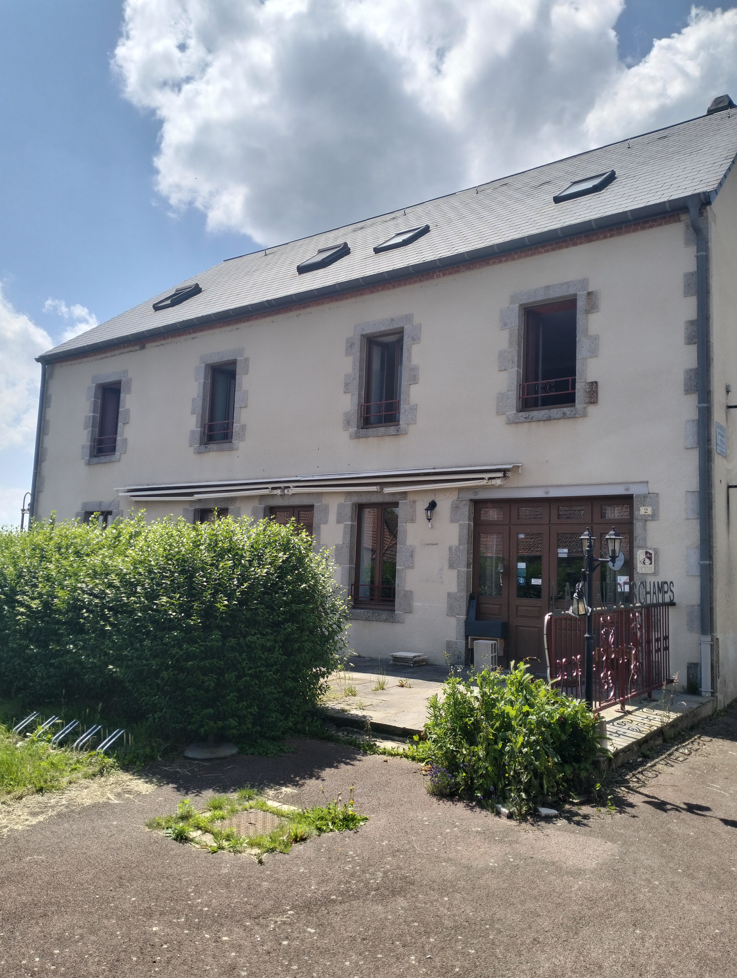 Belle auberge d'un petite village rural du Puy de Dôme, située sur la commune de La Crouzille.
La mairie, propriétaire des murs, propose l'auberge en location (1211.03€/mois). Elle dispose de quatre belles chambres (dans deux chambres familiales), une salle de réception (54 couverts), une petite terrasse (20 couverts) ainsi qu'un appartement de fonction (2 chambres). Des travaux de rafraichissement sont en cours, la cuisine ,quant à elle, sera aménagée aux besoins du nouveau locataire.
Parking voitures et poids lourds.
Passage de la route départementale (bonne visibilité)
Proximité des plusieurs entreprises (Rockwool - St Eloy les mines, Socamon/Auvergne Caoutchouc / IDS - Montaigut en Combraille).
N'hésitez pas contacter la mairie, nous nous ferons un plaisir de vous faire visiter.