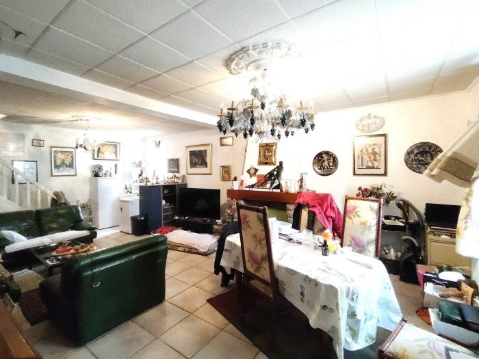 Proche Guéret, préfecture de La Creuse
Envie de transformer un restaurant en habitation/ gîte ou chambre d'hôte ou d'ouvrir un restaurant en Creuse avec plus de 100 couverts intérieurs ainsi que 100 couverts en terrasse, venez acquérir ce bel établissement comprenant sa maison d'habitation de 130 m².
La surface du commerce est de 261 m² avec son côté bar, sa salle de réception contenant son four à pizza, sa cuisine équipée, ses wc, son cellier, les sanitaires du personnel, sa cave.
L'établissement possède un parking privé goudronné ainsi qu'un garage privé.
La Maison est mitoyenne, se compose d'une grande pièce de vie avec cheminée, à l'étage une grande salle de bain et quatre chambres.
Le jardin se compose d'une pelouse sur une partie et l'autre partie est en pavé pour accueillir les clients.
Cet ensemble immobilier à pignon sur rue, à déjà sa clientèle. Le changement de destination du bâtiment est possible.
Chauffage au gaz de ville, double vitrage, tout à l'égoût, taxe foncière de 4000 €.