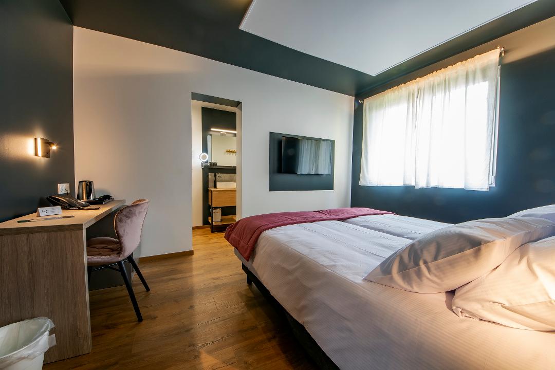 HÔTEL/RESTAURANT À VENDRE – FONDS DE COMMERCE + BAIL COMMERCIAL ou FONDS DE COMMERCE + MURS – BUSSANG (VOSGES)

🚨 Une occasion à saisir pour les professionnels de l’hôtellerie et de la restauration !
Nous proposons à la vente le fonds de commerce de l’Hôtel du Tremplin, un établissement 3 étoiles à Bussang, en plein cœur des Vosges 🌲⛰️

👉 Vous reprenez un établissement clé en main :
🏨 10 chambres d’hôtel *** – 23 couchages
👨‍👩‍👧‍👦 2 chambres d’hôtes familiales – 8 couchages
🍽️ Bistrot & Restaurant 60 places – cuisine professionnelle équipée
🍷 Licence IV

💰 Conditions de vente :
• Prix du Fonds de commerce à vendre : 140 000 €
• SI Bail commercial : 4 000 € HT/mois
• Garantie demandée : 3 loyers
• Emplacement stratégique et clientèle toute l’année
• Prix des Murs : 550 000 €

📍 Emplacement idéal pour une reprise en toute sérénité.
🤝 Accompagnement possible au démarrage

✅ Idéal pour un chef.fe, un couple ou un repreneur(se) motivé(e) ayant un projet solide et un apport personnel.

📞 Intéressé(e) ? Contactez-nous en message pour plus d'infos !
📧 hoteldutremplin@gmail.com

📸 Photos sur demande – Visite sur place possible

#Hôtellerie #AchatFondsDeCommerce #Vosges #HôtelRestaurant #Investissement #Bussang #RepriseEntreprise #LocationGérance