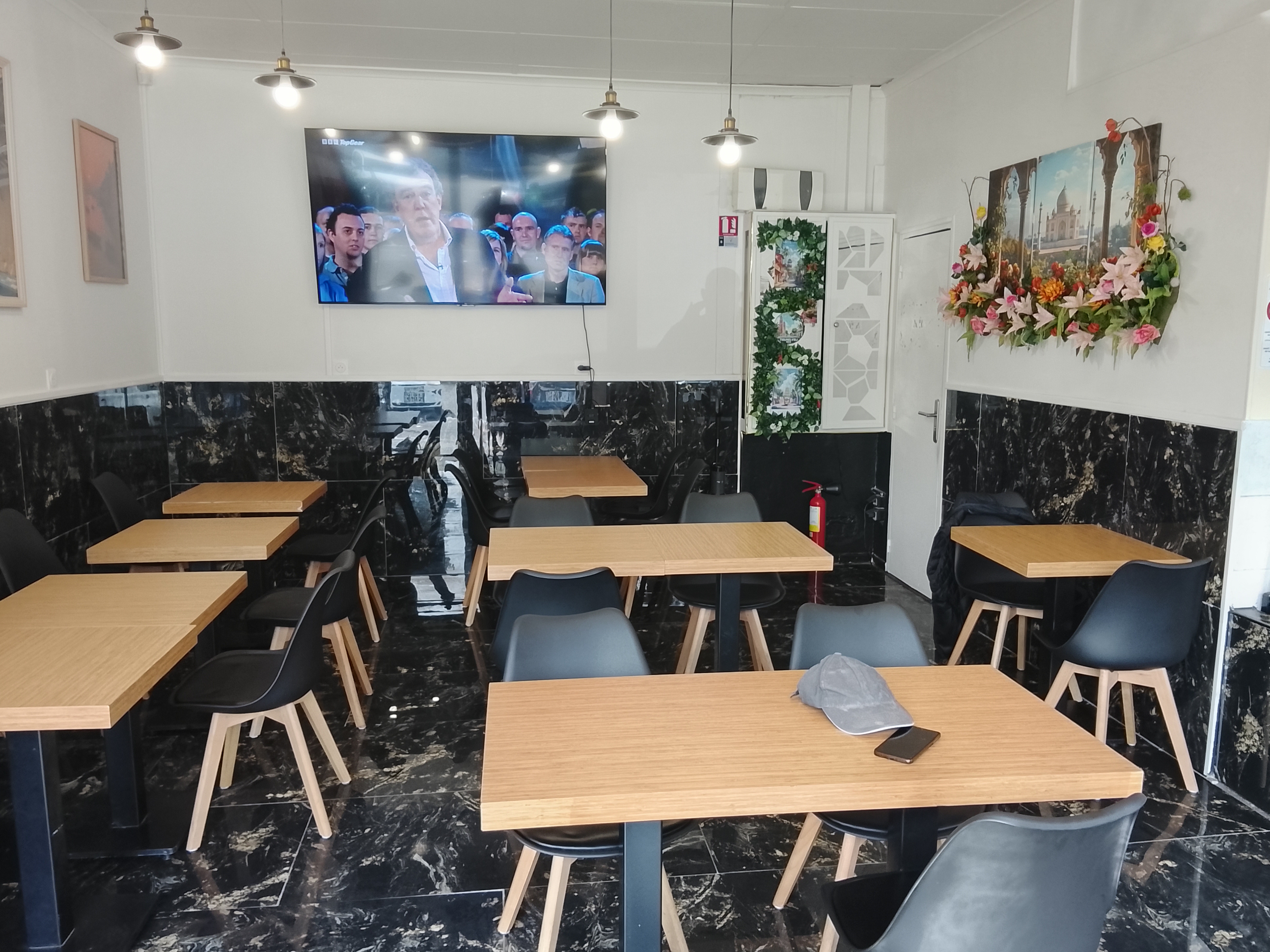 vend restaurant de 50 m2 , dans zone commercial , avec un parking de 60 places , seuil restaurant sur la zone commercial , possible d'avoir terrasse de 20 places , je vend pour cause de problème de sante , Lucé ce ville qui bouge et qui avance bien .