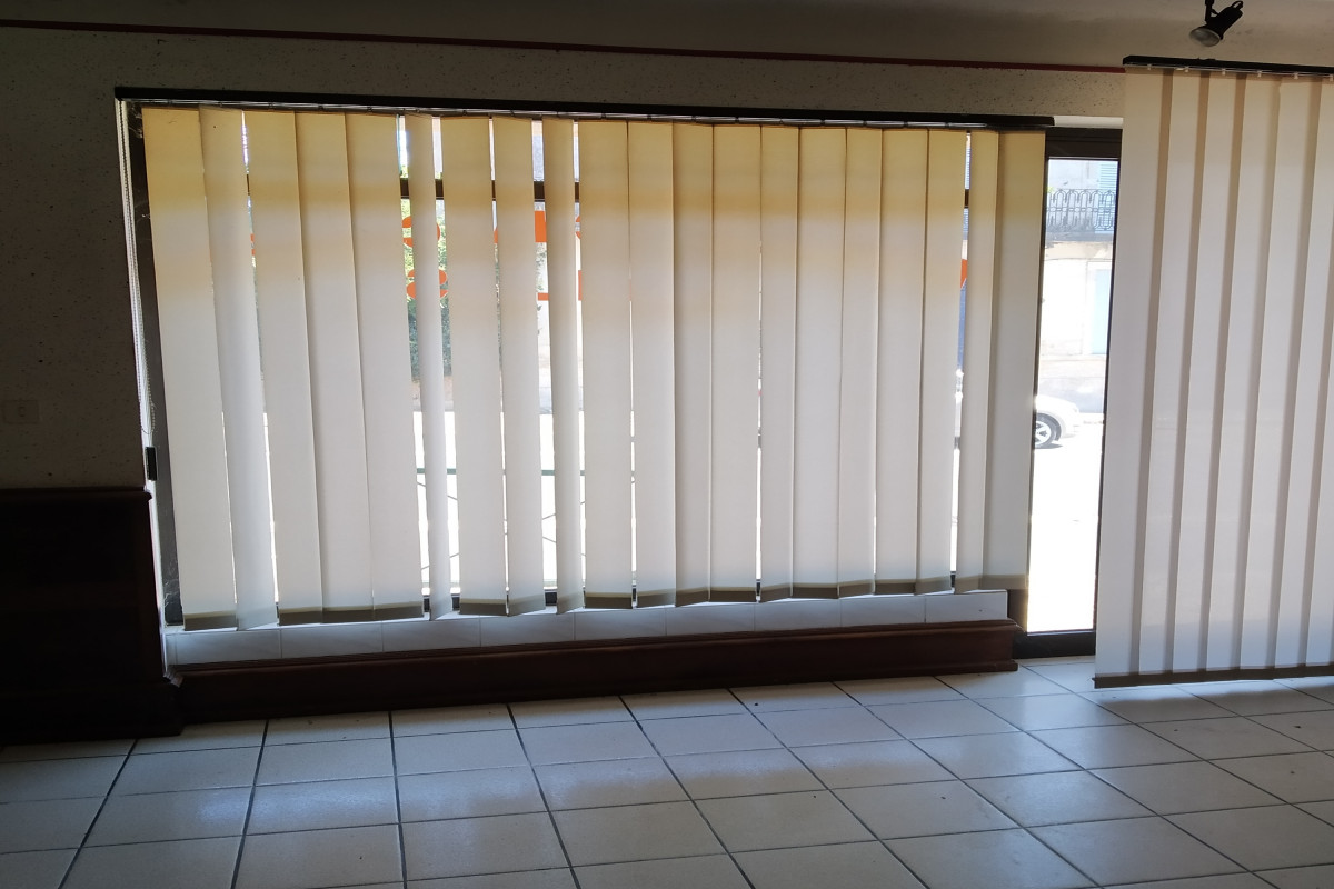 local de30m2 boucherie, charcuterie, traiteur avec chambre froide de 9m2 et pièce de travail de 20m2 à l'arrière, et sanitaire.