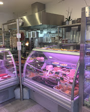 Vend fond de commerce, bien placé avec rue très passante 
Ce fond de commerce comprend boucherie charcuterie traiteur 
Magasin avec beaucoup de potentiel si on veut évoluer 
À saisir rapidement cause retraite