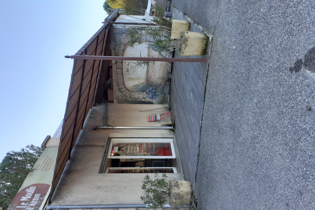 vends point chaud en sud Ardèche surface 45 m3 ,terrasse 20 m3,chambre froide m3,parking environ 300 m3,materiels neufs
bon chiffre d'affaire loyer 505e ht
curieux s'abstenir....