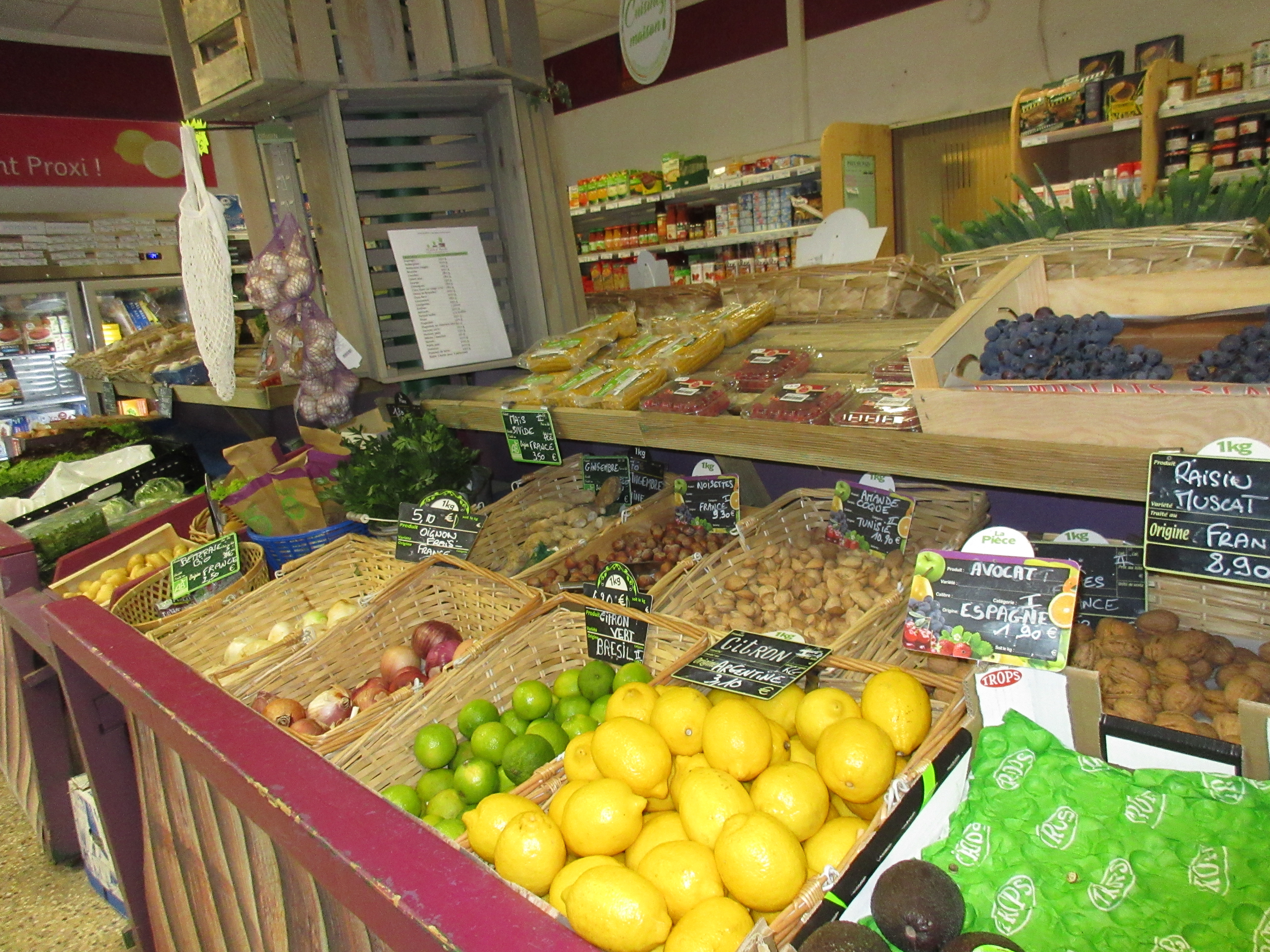 À vendre fonds de commerce de la seule épicerie du village, située en Drôme provençale, au pied d’un château médiéval
Un emplacement exceptionnel, au cœur de la vie locale.
Village dynamique de 2 600 habitants, avec une clientèle fidèle toute l’année et une forte fréquentation touristique en saison.

Le commerce :
Épicerie de proximité bien implantée
Sous enseigne Proxi pouvant être supprimée
Fruits & légumes, produits du quotidien, découpe, surgelés, boissons fraiches, glaces à l'unité
Excellente notoriété
Activité saine et rentable
Chiffre d’affaires supérieur à 300 000 €

Le + rare :
Appartement de 70 m² au-dessus du magasin, idéal pour une qualité de vie optimale et une vraie installation sur place.

Les atouts :
Seul commerce alimentaire du village
Emplacement central et visible
Parking

Accompagnement pour la reprise
Potentiel de développement
Idéal pour un projet de vie, une reconversion.