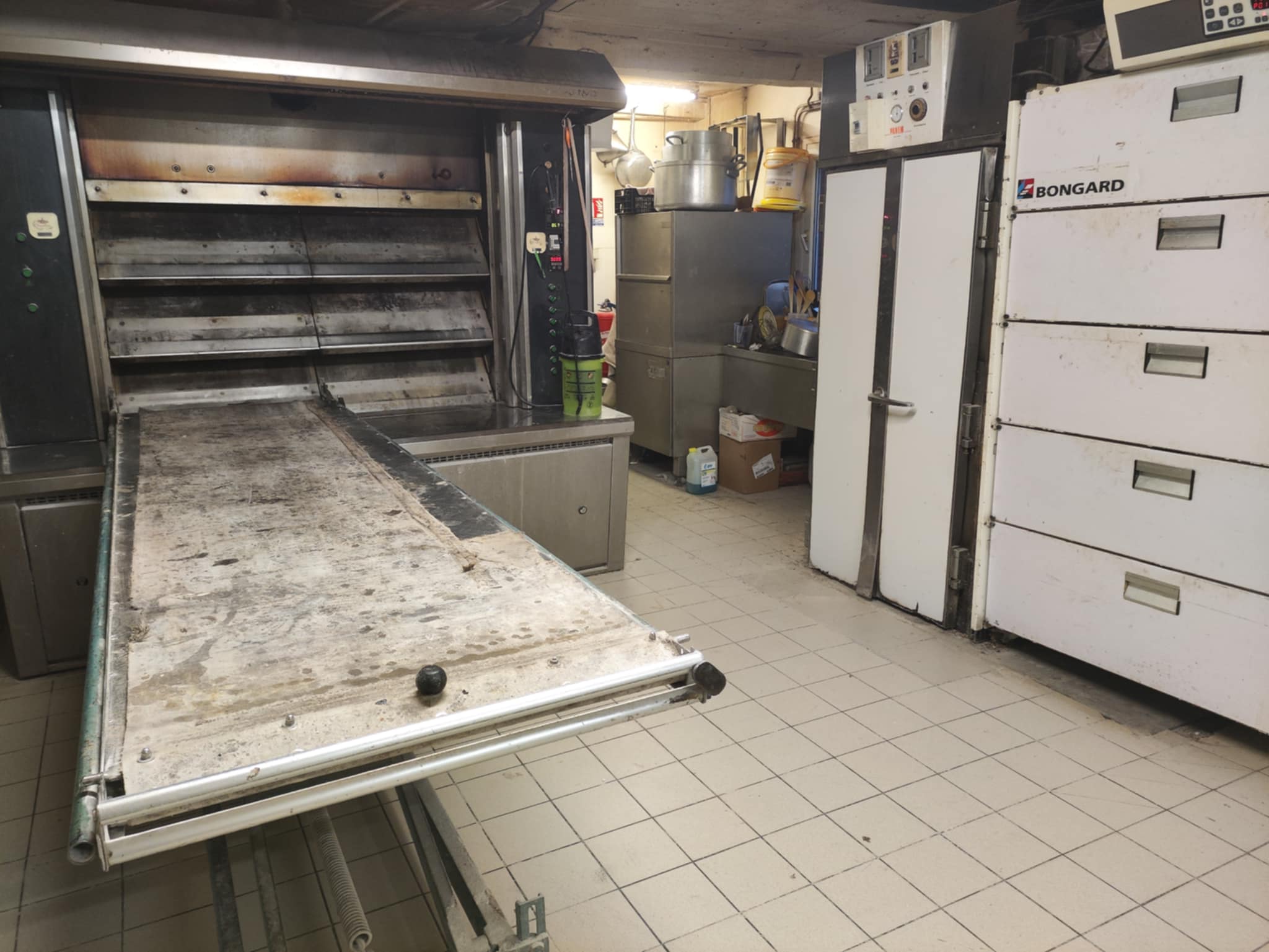 Vends fonds de commerce boulangerie patisserie traiteur 
CA 280000€ , commune de 1500 habitants entouré de beaucoup  de villages aux alentours sans boulangerie.  Je vends cause divorce  et changement de orientation professionnelle.  
Loyer 1000 € 
Magasin impeccable de 45 m2  , 1 labo boulangerie,  1 labo  patisserie,  divers lieux stockage , libre de personnel de fabrication,  resterai qu une vendeuse . Fort  potentiel à développer.