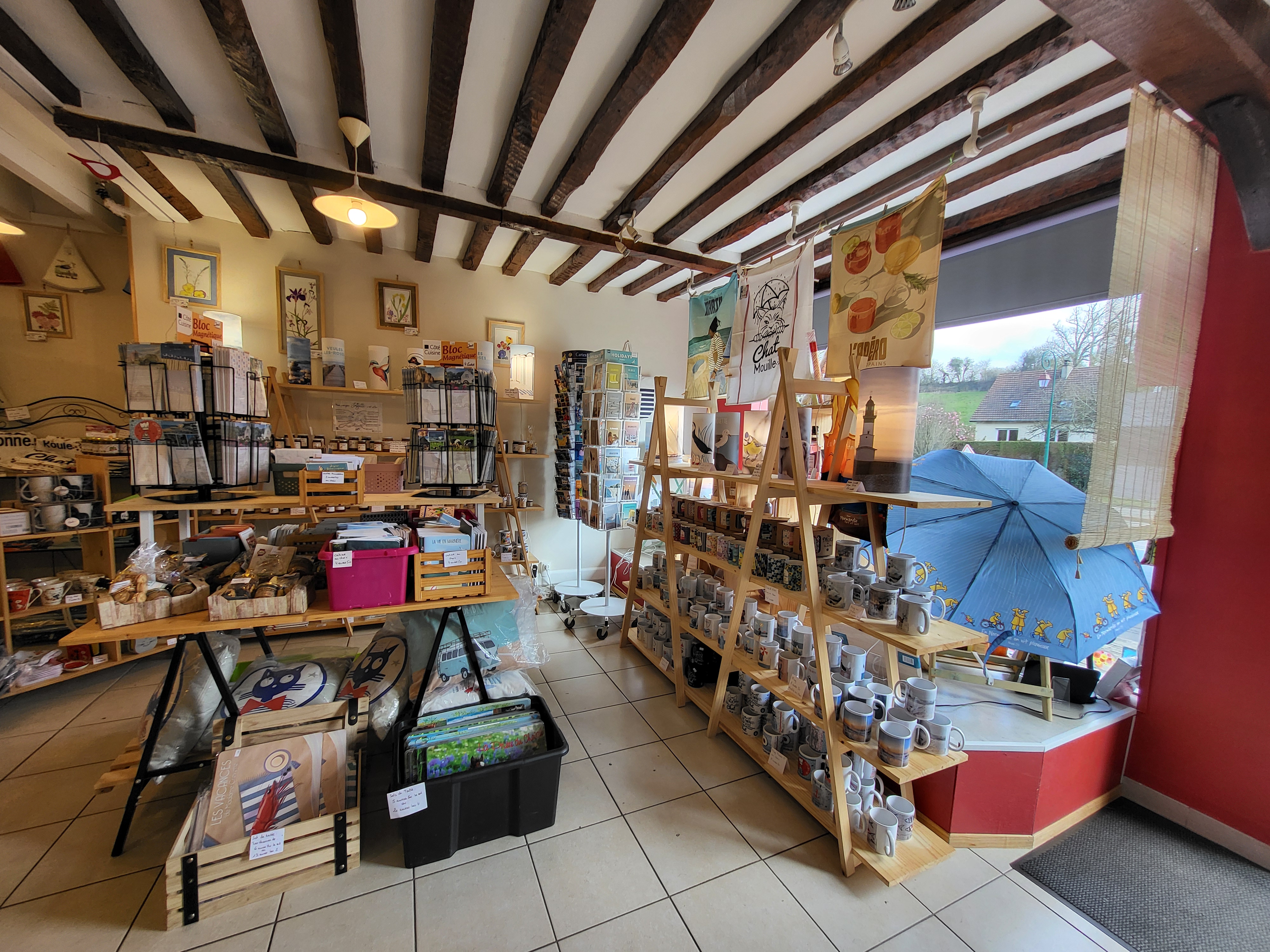 Cause déménagement/transfert d'activité, à céder droit au bail d'un local commercial de 77 m2 avec réserve et une pièce de 37 m2 à l'étage.
Parking privé, terrasse, accessible pmr. 
Sur axe passant, se situant à proximité de  2 parkings publics pour accéder au circuit de découverte du plus petit fleuve de France.
Activités possibles : Petite restauration sur place ou à emporter, Vente de produits alimentaires et non alimentaires.
(Actuellement exploité en boutique produits régionaux, épicerie fine, cadeaux, souvenirs)
Loyer mensuel ttc: 840 euros (700 euros ht)
Dépôt de garantie: 1600 euros
Taxe foncière: 840 euros ttc