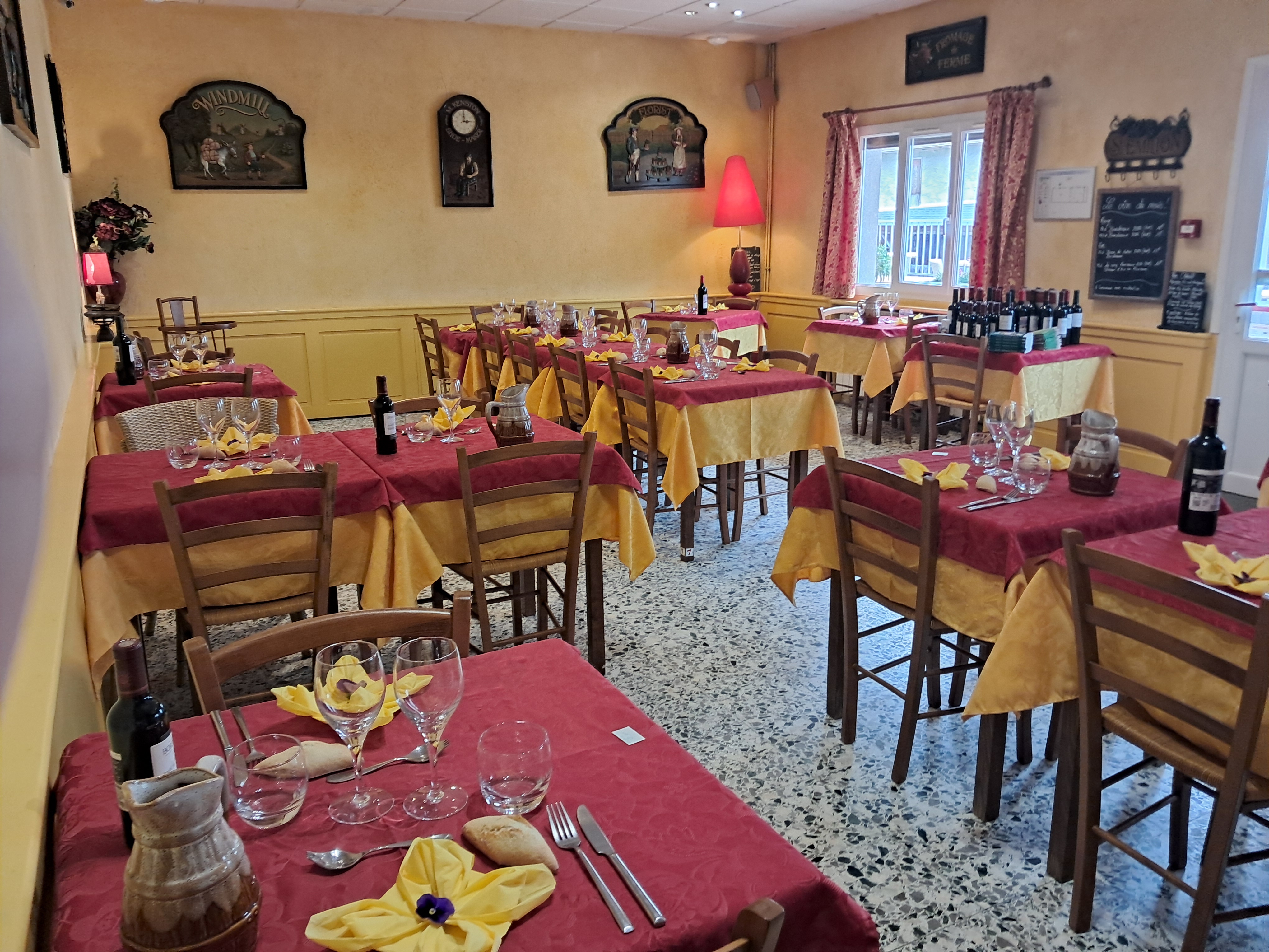 👍 Opportunité Rare, une belle affaire
MURS 500 M2+ FOND DE COMMERCE
Hôtel Restaurant Bar Licence IV Tabac
👍Le Top ! Aucun travaux a prévoir...on laisse tout aux futurs acquéreurs (matériel, vaisselle, linge...👍) vous posez vos valises et vous travaillez directement ! 👍
Exploité depuis 30 ans en couple, (on a un autre projet de vie )🌞
● Hôtel 8 chambres (actuellement 3 étoiles) avec sdb...impeccables !
● 1 salle pour les petits déjeuners ou autre réunion....(possibilité 25 couverts)
●Restaurant salle de 35 couverts + terrasse ombragée avec store pour l été (45 couverts) vue sur la rivière.
● Cuisine (grande fonctionnelle matériel (four neuf, LV, hotte, 2 armoires positives...tt est en inox...matériel bien entretenu) 
● Bar de village avec linéaire tabac et produits du terroir. (Terrasse de 16 places avec stores).
● 2 réserves et une belle buanderie (terrasse et jardin fonctionnel)
👍Tout est prêt pour travailler dessuite, on vous laisse tout (du gros au petit materiel du linge d hôtel aux nappes du resto ....) 👍
🫵 tout est fonctionnel, propre et impeccablement bien tenu !👍
🫵🫵🫵LES + :🫵🫵🫵
●BONNE RÉPUTATION .... bons avis !
●Possibilité de se loger sur place 
●Cadre exceptionnel au coeur d'un agréable village au bord de la rivière dans une vallée réputée pour son col,
Sur le parcours des chemins de Saint Jacques, des randonnées, des cyclistes et motards....
●Fort potentiel de développement 
●Pas de salariés ni de contrat fournisseurs.
●Entreprise linéaire dans son chiffre et ses charges.
●La CCI de l Ariege peut vs aider a monter le dossier pour l achat le financement et autres ainsi que notre expert comptable !
● Pour les familles ...maternelle et primaire avec cantine a 5 kms, collège et lycée 25 kms....ramassage scolaire a 500 mètres de l auberge.👍
●Tous commerces a 13kms et 25 kms.
N'hésitez pas tout est prêt pour vous assurer un bon chiffre d affaire.🌞