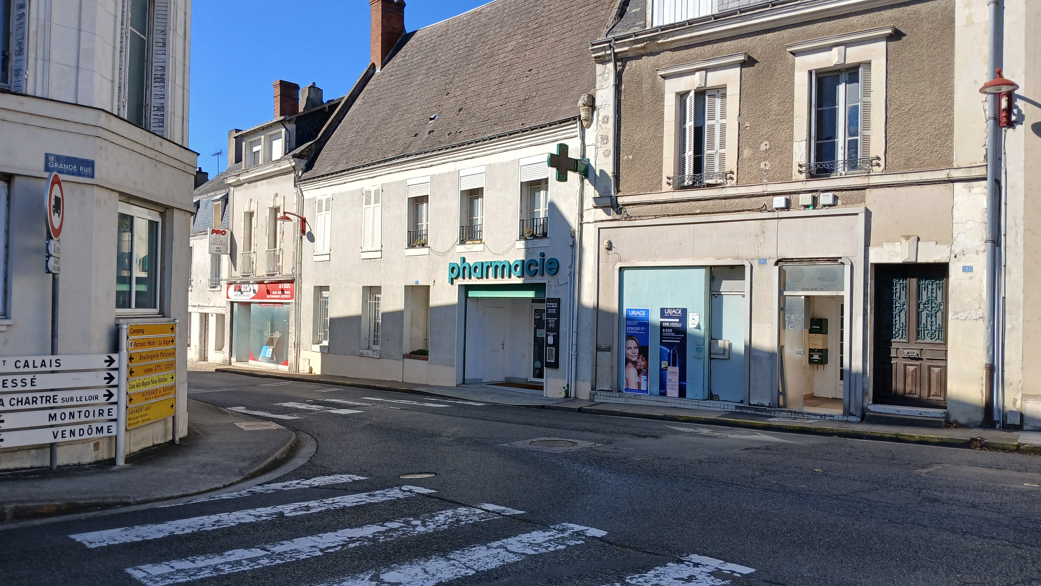 pharmacie rurale à Savigny sur Braye (41360) de 2000 habitants 
seule au village.
2 titulaires et 2 préparatrices.
clientèle agréable et fidèle sur un rayon de 3500 habitants.
          CA 1 350 000
         vente  400 000
avec énorme potentiel ( missions, téléconsultations,...)
et dans un cadre de travail inespéré ( tranquillité, sérénité, rentabilité,...)
située en  zone blanche (FRR) avec d'importantes exonérations 
fiscales.
village très dynamique  nombreuses associations sportives, culturelles.