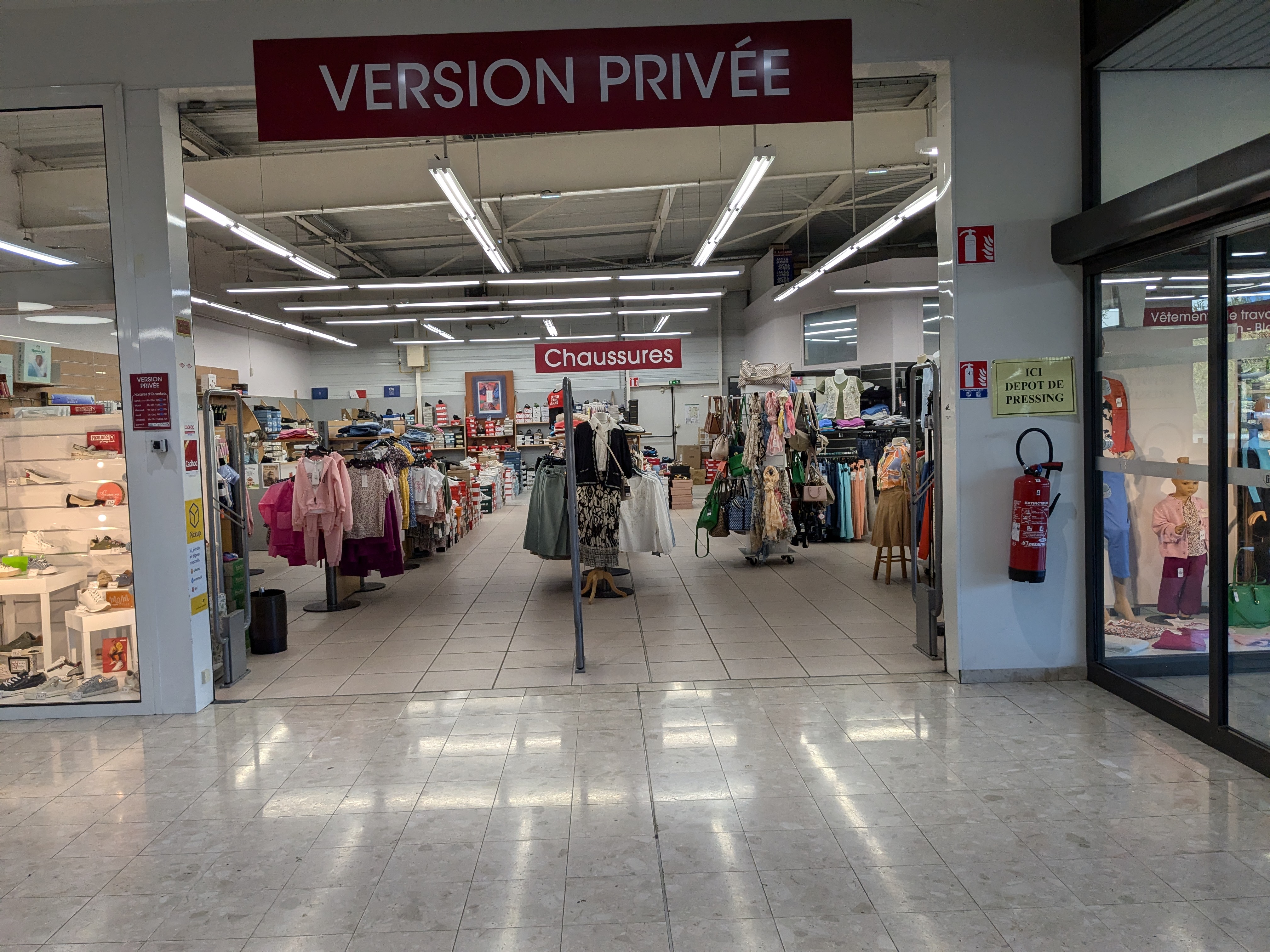 A céder cause retraite commerces indépendants de détails habillement et chaussures avec 2 établissements. Les deux établissements peuvent être transmis séparément : un à Arnay le Duc et le deuxième à Saulieu, CA 500 k€.
L’établissement d’Arnay le Duc est situé dans un local de 300 m2, indépendant, dans l’enceinte d’un super marché.
L’établissement de Saulieu, local de 400 m2, est situé en zone commerciale, à proximité d’un super marché.
La gestion des deux établissements est facilitée par la distance de 28 kms l’un de l’autre avec deux zones géographiques différentes permettant la non concurrence de des deux établissements.
Bonne rentabilité, offre commerciale large sur homme/femme/enfant et également accessoires, maroquinerie,
Actuellement, nous sommes 3 personnes actives pour ces deux commerces ce qui limite la masse salariale.
Possibilité d’accompagner le repreneur.
Prix du fonds des deux commerces 190 keuros (dont le matériel) mais hors stocks.