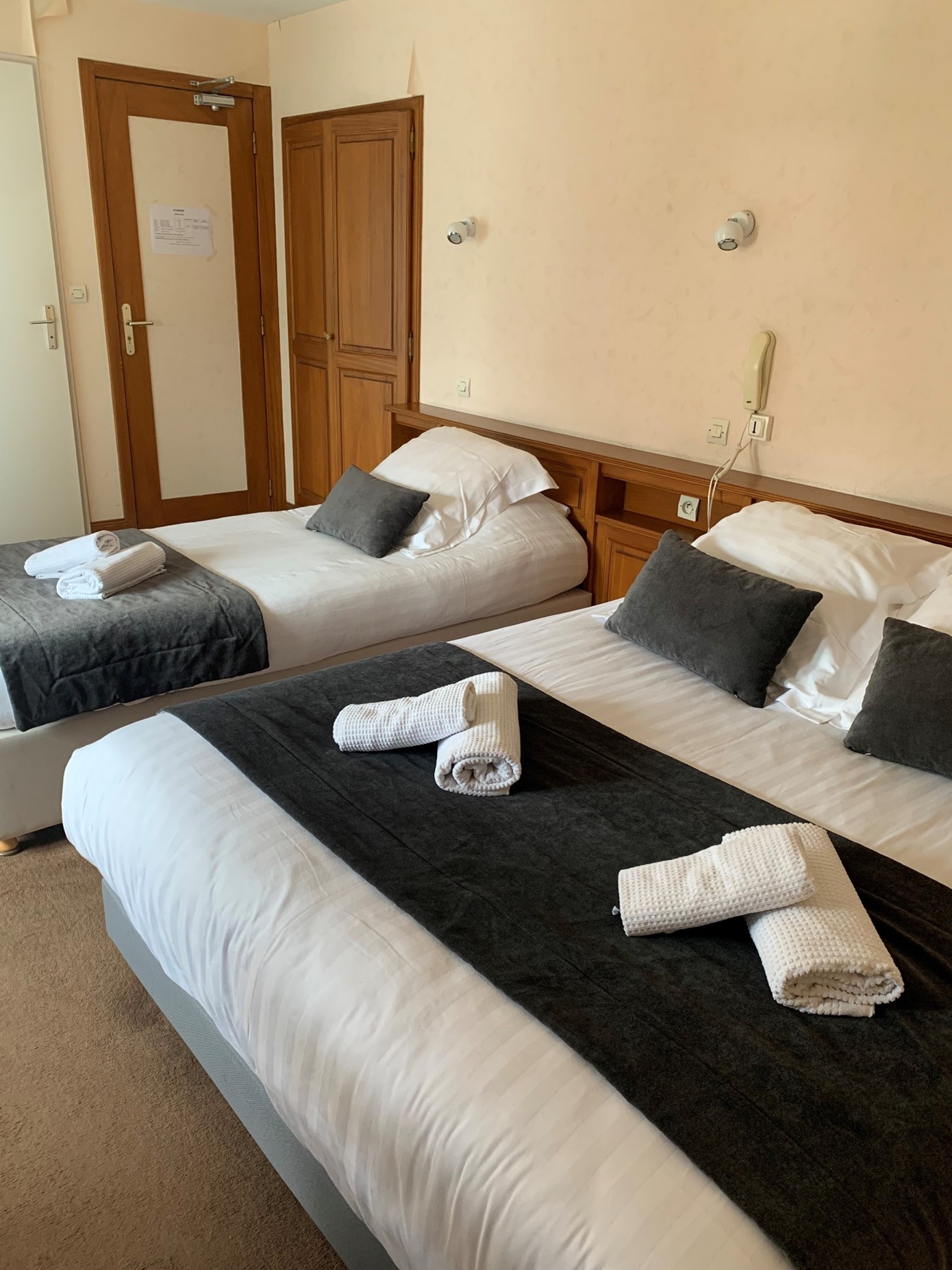 A vendre fonds de commerce d’un Bar - Hôtel – Restaurant à Lorris (20mn de Montargis). Situé entre la forêt d'Orléans et la "Loire à vélo", Lorris est une petite ville dynamique qui offre un cadre de vie attrayant :  nombreux commerces, écoles (maternelle au collège).

L’établissement est situé en plein de cœur de la ville (emplacement N°1), sur une place à forte commercialité qui permet aux consommateurs de bénéficier d’une offre complète. Bonus un grand marché une fois par semaine.

Bar – Restaurant

Il propose un service du midi (mardi au samedi), il a su fidéliser une clientèle locale, d’affaires et touristique.  Opportunité de développement en proposant un service le soir et des soirées à thème.

Il est composé d’une salle de restaurant climatisée de 100 couverts et de 2 terrasses de 35 et 50 couverts. Et du bar d’une capacité de 20 places (ouvert du mardi au samedi soir). Mobilier renouvelé en 2018, pas de travaux à prévoir.

Il dispose d’une grande cuisine de 60 m2, une arrière-cuisine + une réserve, 1 office pour le personnel et d’un accès livraison. Tout l’équipement de la cuisine est fonctionnel (chambre froide, piano 2018). 

Hôtel

Ouvert 7/7 et 24/24, il dispose de 8 chambres équipées tout confort (douche, baignoire, WC) et d’une salle de réunion et petits déjeuners très confortable et équipée.

Parking à proximité immédiate. 

Personnel historique à reprendre : 1 chef de cuisine et 2 employées polyvalentes.

Bail 3/6/9 : Loyer 2288€ par mois + taxe foncière 3290€ par an - (inclus : appartement de fonction type loft de 160 m² au deuxième étage salon séjour cuisine, 2 chambres, salle de bains et wc).

Chiffre d’affaires moyen 370 000 € - Potentiel de développement : amplitude d’ouverture plus importante, possibilité de créer plus d'événements, diversifier les services.

PRIX DU FONDS DE COMMERCE 262 000 €