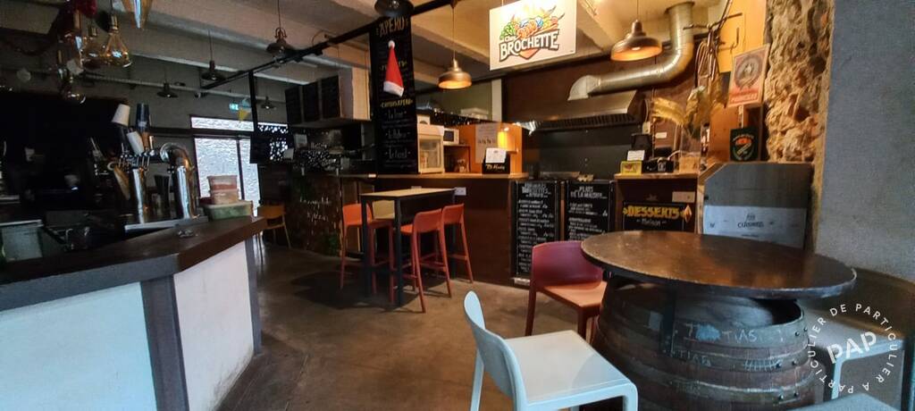 Opportunité Unique : Fonds de Commerce de Restauration Rapide Clé en Main dans les halles de Thuir !
Saisissez une occasion exceptionnelle d'acquérir un fonds de commerce de restauration rapide de 15 m² au cœur du dynamique Foodhall de Thuir, "Les Cuisines". Idéalement situé sur la rue principale et commerçante de cette charmante commune des Pyrénées-Orientales de 12000 habitants, ce commerce bénéficie d'un emplacement de choix avec une clientèle assurée dès le premier jour.
Ce fonds de commerce est actuellement en plein fonctionnement et en expansion, affichant d'excellents résultats avec un chiffre d'affaires et un bilan comptable solide. Un Ticket moyen de 23€ et une moyenne de 650 passages par jour. Les horaires habituels sont midi et soir, du mardi au samedi de 12h à 14h et de 18h30 à 22h. Notez qu'en saison estivale, le commerce est fermé le mardi et mercredi midi. Vous avez la flexibilité de maintenir le concept actuel qui a fait ses preuves ou d'explorer une nouvelle activité selon vos ambitions.
L'espace est entièrement équipé d'une cuisine professionnelle en parfait état comprenant : frigos, plancha, congélateurs, gazinières, friteuse, four, et bien plus encore. C'est une véritable opportunité " clé en main "
Le Foodhall "Les Cuisines" constitué de 4 corners et un bar principal offre un cadre exceptionnel et attrayant, avec une grande terrasse extérieure, un patio extérieur accueillant, et une vaste salle à l'étage parfaite pour les groupes et événements, portant la capacité totale de l'espace à plus de 250 personnes. Le loyer est très attractif à 750€ HT + charges.
Des parkings gratuits tout autour. Un marché local de grande envergure réputé le samedi matin.
CA 2024 108652€ avec deux mois de fermeture. Prévisionnel 2025 125.000€ Prix de vente 88.000€