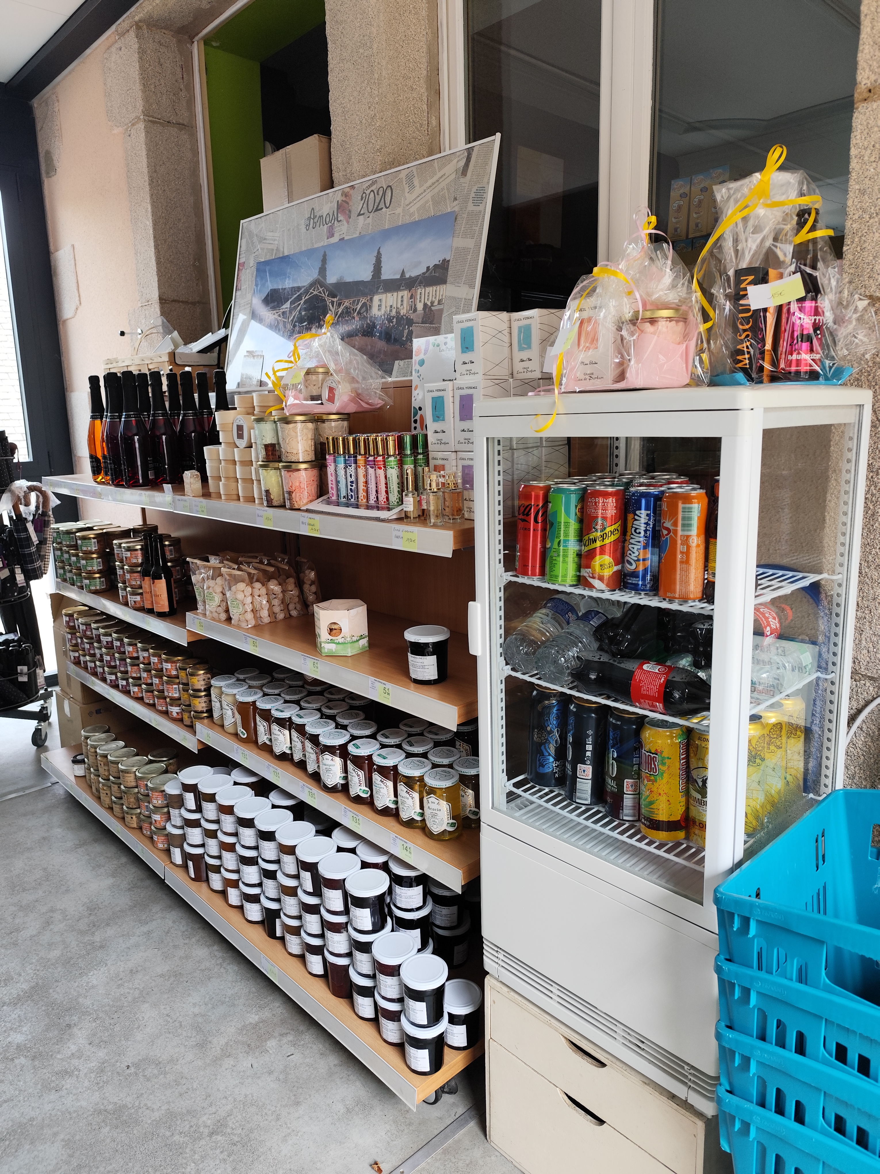 A vendre fonds de commerce situé dans le village d’Anost, au coeur du Parc Naturel Régional du Morvan.
Avec ses commerces et ses services, Anost sait attirer et garder une clientèle locale, de résidents secondaires, et de touristes.
L’épicerie située au centre bourg, doit être tenue par un couple dans l’idéal, avec sa surface de vente de 100 m², elle propose des produits d’alimentation générale, de la presse, le journal de Saône et Loire, des produits locaux et du gaz.
Des livraisons à domicile sont faites régulièrement.
Une réserve attenante de 40 m² et un bureau aménagé de 15 m² complètent l’ensemble.
Le magasin est régulièrement entretenu, avec du matériel récent
Il n’y a pas de travaux à prévoir
Dernier CA TTC : 366 826 €
Il sera possible de reprendre le contrat d’approvisionnement schiever
La vente comprend :
le fonds de commerce : 100 000 €
la partie habitation et murs commerciaux : 250 000€
L’appartement de 200 m² situé au dessus du commerce est lumineux, et sans travaux à prévoir