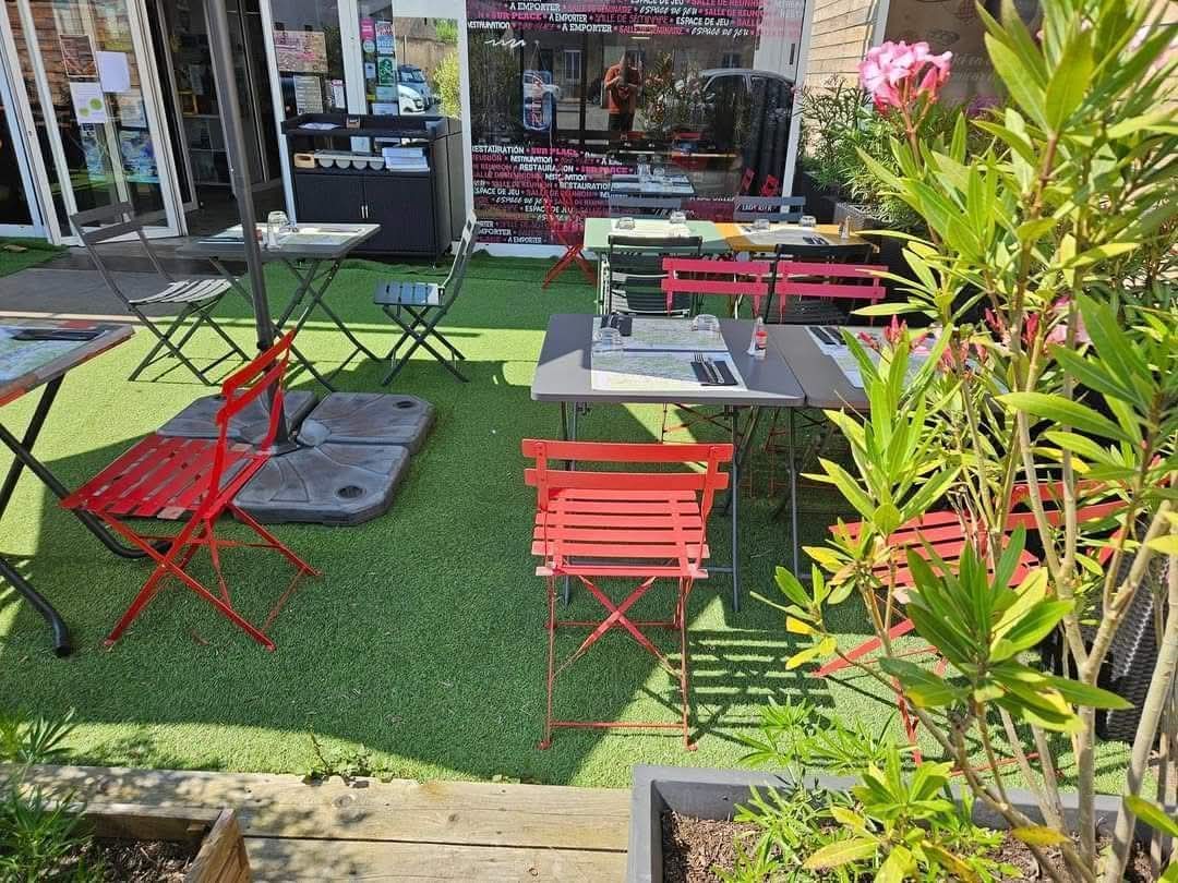 🏡 Châteauneuf sur Loire (45) à 20minutes d'Orléans. 1h30 de paris.

À vendre fonds de commerce restaurant.

 Ce restaurant, reconnu pour la qualité de ses produits et son ambiance conviviale (Référencé Gault & Millau, Petit Futé Labellisé Loire à Vélo), 🍴
offre une belle opportunité pour un repreneur ou un couple  souhaitant s’implanter dans un cadre dynamique.🌳🌳

Idéalement situé sur la rue principale de Châteauneuf-sur-Loire,
Il bénéficie d’un cadre naturel et patrimonial remarquable. Forte d’un passé fluvial🛶, la commune valorise son histoire à travers son musée de la Marine, son parc classé🌳 et ses équipements culturels. Elle s’inscrit dans une dynamique de développement durable et d’attractivité touristique.🚲🚲

L’établissement dispose de 275 m2 (rénové en 2022) : 1 salle de 60 couverts et 1 salle de 50 couverts (possibilité développement : séminaires, privatisations, CE entreprise).
🍴 1 cuisine de 25m2 (matériel fonctionnel), 1 cave de 280m2 ainsi qu'une réserve sèche, 1 bureau, 1 vestiaires personnels, 1 terrasse extérieure de 40 couverts (en retrait de la rue).⛱️☀️
Parking privé pour la clientèle.🅿️

 Opportunité de développement : Limonades, vente à emporter et livraison (nécessité territoire). 🍴👜
Site internet opérationnel vitrine et vente en ligne.🛜

 Prix du fonds de commerce 176 000 €.
Vente, location vente possible.
☎️ 06.73.08.56.66