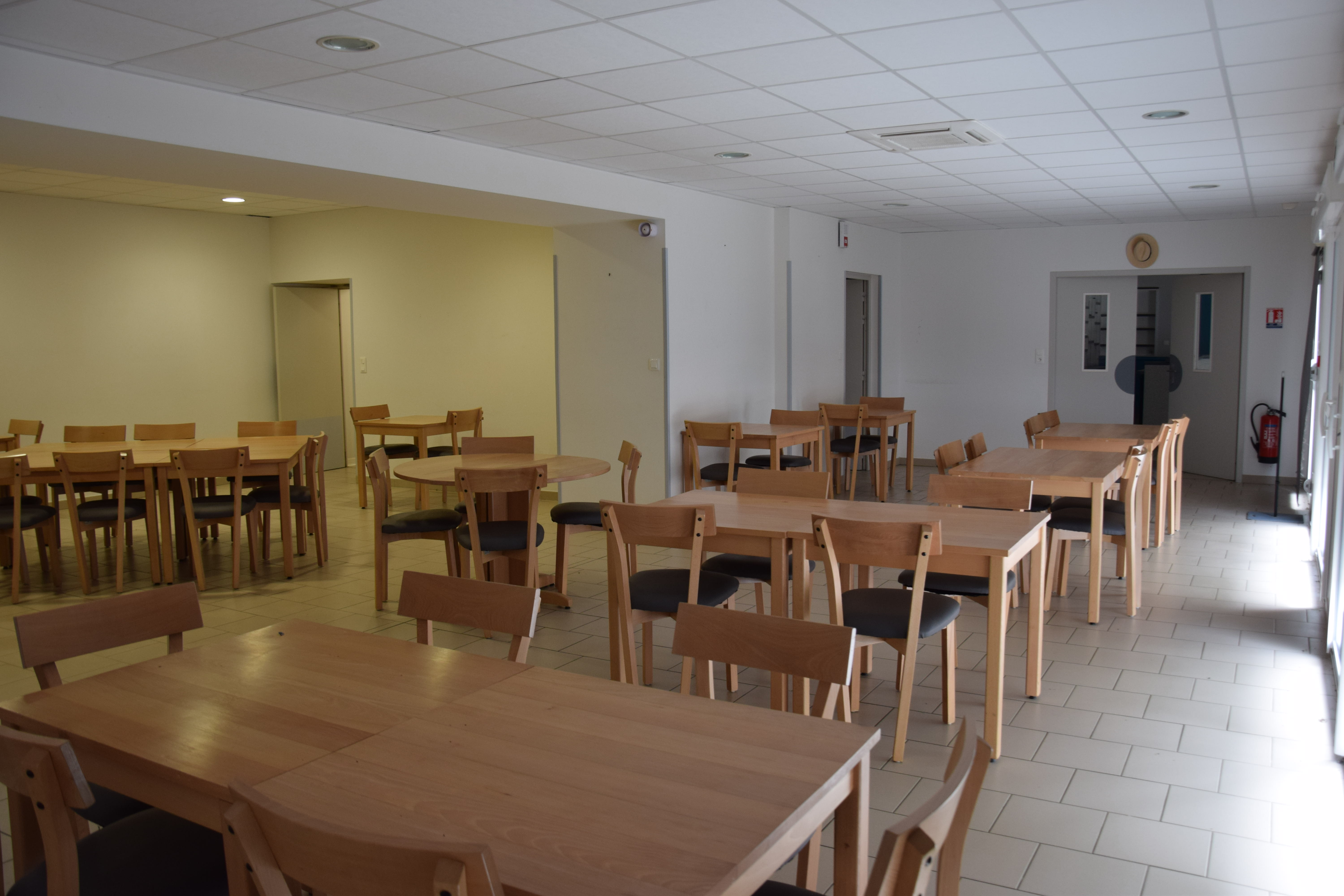 Belle opportunité ! Venez exploiter un restaurant, bar et épicerie, à l’Est d’Albi, à Sérénac (Tarn), un petit village dynamique de 500 habitants. 
La mairie, propriétaire des lieux, a réhabilité une ancienne grange en Cuisine/Restaurant en 2016 qu’elle a associé à la structure Bar/Epicerie crée en 1998.
Celle-ci est idéalement située au cœur du village, à proximité de la place du village, où elle profite de places de parking et de places ombragées à proximité ainsi que d’une belle terrasse.
Le projet prévoit :
Un espace Epicerie / Bar d’environ 100 m², équipé de rayonnage, étagères, vitrine frigo, chambre froide de 2,5 m² et d’un bar à aménager, sanitaire.
Un espace Restauration avec une salle de restaurant de 100 m² ( 50 Couverts ), déjà meublé en Tables et Chaises, Cuisine professionnelle équipée ( Eviers, Four, Hotte, Piano, Armoires Négative et Positive, Espace Plonge ) et sanitaire 
L’ensemble est accessible aux personnes à mobilité réduite
Pas de fonds de commerce à reprendre. 
L’ensemble (locaux commerciaux et licence IV ) est proposé à la location avec un bail précaire dans un premier temps au montant de 100 €/mois et disponible dès à présent. 
Les atouts de la commune : la proximité d’une forêt départementale au sein de laquelle se trouve une base départementale, une école (50 élèves), un tissu associatif dynamique ( comité des fêtes, foot, danse, gym, théâtre), un EHPAD de 70 résidents ainsi qu’un Foyer d’Accueil spécialisé de 50 places d’Internet et de ½ Pension. 
Les futurs gérants devront prévoir un budget pour quelques équipements matériels et mobiliers d'exploitation supplémentaire, en plus de ceux déjà fourni par la commune.
Le commerce a vocation à devenir un centre de vie et d'animation locale, et la mairie est prête à soutenir et à aider les candidats dans ce but. 
Profil de candidat : Affaire idéale pour un couple, dont un professionnel de la restauration. Expérience professionnelle en restauration et en gestion, dynamisme personnel, capacité d’intégration dans le milieu rural, savoir être et relationnel.
Faites nous part de votre acte de candidature à l’adresse annonce-commerce@serenac.fr en précisant votre motivation.