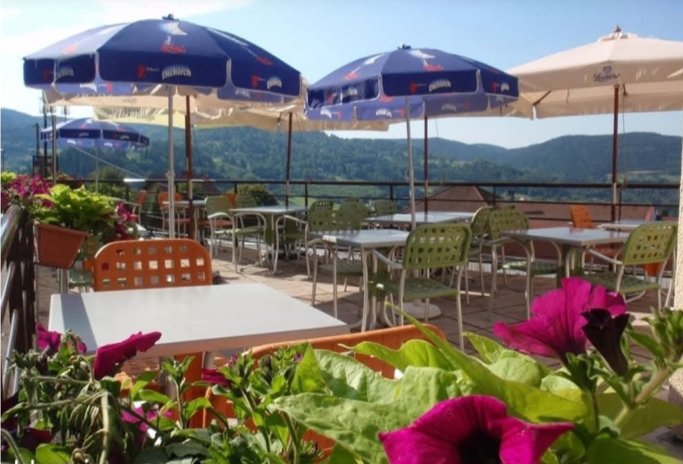 PROCHE DE GERARDMER Fonds de commerce de Bar, Restaurant situé au cœur du village du Tholy.

Salle de 28 couverts, modulable, Bar de 14 places, cuisine, réserve, etc...

Une terrasse de 24 places avec vue panoramique sur la vallée.
Parking gratuit en face du commerce.
Logement de 3 pièces attenant, vous permettant de profiter pleinement de la vie du village.

Commerces et services à proximité : Bureau de poste, école maternelle, primaire et collège facilitent la vie quotidienne.

Potentiel de développement : Population de 1536 habitants, clientèle de passage et villégiature ( locations saisonnières ), cascades de TENDON toutes proches.

URGENT vendu cause maladie. Prix négociable.