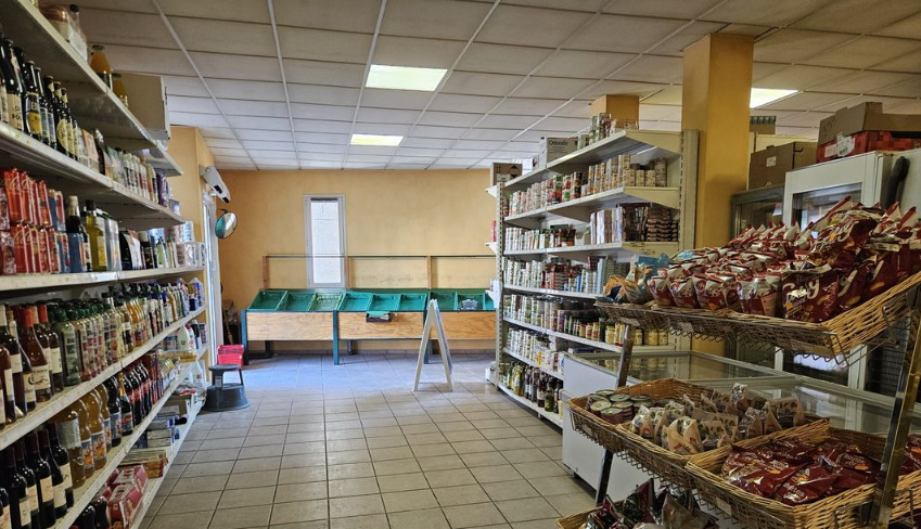 ⭐ Une belle opportunité pour donner un nouvel élan à un commerce historique !
Vous rêvez de reprendre une boulangerie avec une clientèle déjà fidélisée et un véritable potentiel de développement ?
Cette affaire située au cœur de Chauriat, dans le Puy-de-Dôme, pourrait bien être l’opportunité que vous recherchez !
Située à proximité immédiate de l’agglomération clermontoise, Chauriat offre un cadre de vie privilégié, alliant le charme d’un village authentique à de magnifiques panoramas sur la chaîne des Puys, les monts du Sancy, le Livradois et le Forez.
Village dynamique et convivial, Chauriat bénéficie d’un tissu associatif riche proposant de nombreuses activités sportives, culturelles et de loisirs.
Son attractivité dépasse les limites communales : les commerces accueillent également une clientèle des communes voisines, notamment Saint-Bonnet-lès-Allier, Chas et Vertaizon. La présence d’une pharmacie et d’un cabinet médical en cours de développement renforce également l’offre de services et l’attractivité du centre-bourg.

📍 UN COMMERCE IMPLANTÉ DEPUIS PLUS DE 30 ANS
Présente dans la commune depuis 1992, cette boulangerie-pâtisserie bénéficie d'une clientèle fidèle, composée des habitants de Chauriat mais également de clients provenant des communes environnantes.
Son emplacement de premier ordre, associé à la présence de places de stationnement à proximité, constitue un véritable atout pour maintenir et développer la fréquentation.
L'activité comprend aujourd'hui :
🥖 Boulangerie
🍰 Pâtisserie
🛒 Épicerie
🏪 287 M², non soumis au DPE, POUR IMAGINER VOTRE PROJET ! 
L'établissement développe une superficie d'environ 287 m², entièrement de plain-pied, avec près de 90 m² consacrés à l'espace de vente.
Le commerce a été créé en 2002 et dispose de volumes importants permettant d'envisager différentes évolutions et diversifications de l'activité.
Le matériel professionnel est fonctionnel, même s'il présente aujourd'hui un certain vieillissement.
👉 C'est justement là que réside une partie du potentiel de cette affaire !
Un rafraîchissement du magasin, une modernisation de l'espace de vente, une nouvelle identité visuelle et le développement de nouveaux produits ou services pourraient permettre de transformer et dynamiser considérablement le point de vente.

🚀 UN FORT POTENTIEL POUR UN REPRENEUR MOTIVÉ
Cette affaire représente une excellente base pour un professionnel souhaitant :
-	reprendre une activité existante avec une clientèle déjà présente, 
-	moderniser et repositionner le commerce,
-	développer une offre boulangerie-pâtisserie plus actuelle,
-	renforcer l'activité épicerie et les produits de proximité,
-	créer de nouveaux services adaptés aux besoins des habitants,
-	améliorer l’espace de vente plus moderne et attractif.
L'objectif : repartir sur une base existante et lui donner une nouvelle dynamique commerciale.

🤝 Autre véritable atout du projet : UN ACCOMPAGNEMENT LOCAL POUR FACILITER LA REPRISE
Billom Communauté est disponible pour accompagner le porteur de projet dans sa démarche de reprise et de développement, notamment dans la réflexion autour du projet commercial et de son implantation sur le territoire.
Des dispositifs d'aides et de subventions peuvent également être disponibles, notamment pour accompagner certains investissements, la modernisation du commerce ou le développement de l'activité, sous réserve de l'éligibilité du projet et des dispositifs en vigueur.
👉 Un accompagnement local qui peut représenter un véritable coup de pouce pour concrétiser votre projet et financer une partie de sa modernisation.

💰 Prix du fonds de commerce : 109 000 € honoraires d'agence inclus à négocier. 

Un dossier complet ainsi que les éléments financiers sont disponibles sur demande.
Les informations relatives au chiffre d'affaires, au loyer, au bail commercial, aux charges et aux conditions de vente pourront être communiquées aux acquéreurs sérieux après prise de contact.

⭐ POURQUOI S'INTÉRESSER À CETTE AFFAIRE ?
✅ Commerce implanté depuis 1992
✅ Clientèle fidèle et locale
✅ Clientèle également issue des communes environnantes
✅ Emplacement stratégique au cœur de la commune
✅ Places de stationnement à proximité
✅ Environ 287 m² de surface
✅ Près de 90 m² d'espace de vente
✅ Activité diversifiée : boulangerie, pâtisserie et épicerie
✅ Possibilités importantes de modernisation et de développement
✅ Accompagnement de la Communauté de communes
✅ Possibilité de bénéficier, selon le projet, de dispositifs d'aides et de subventions