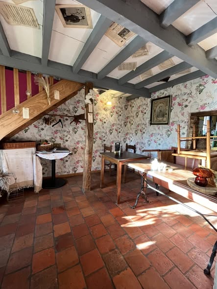 charmant village du ternois
mur e🚨Restaurant à la vente 🚨
📍Charmant village du Ternois 
➡️ murs et fonds à la vente ‼️
➡️ surface de salle 📏 84 m2 habitables (60 places) 
➡️ surface technique et cuisine 🧑‍🍳 35 m2 
➡️ PMR - ERP ✅
➡️ terrasse 😎28 places 
➡️ licence IV 🍷🍻
➡️ 350.000€ CA 💰
➡️ bâtiment annexe pour espace traiteur 🔪
➡️ 🅿️ 20 places 
✅ pas de travaux 🚧 ❌✅
✅ bon chiffre 📈
✅ charme et authenticité 🌾🏠🧮
✅ esprit champêtre 
✅ idéal 
✅ matériel neuf et fonctionnel 👌🏻🍳🔪
✅ Perspective de développement 📊
Prix murs et fonds : 415.000€ honoraires inclus. t fond a la vente