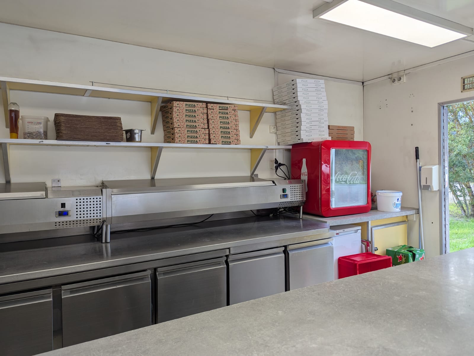 Vends, pour cause de changement d'activité, remorque pizzeria entièrement équipée. (Pas de salarié à reprendre)

Équipement : four à bois, pétrin, laminoir, 2 saladettes à poser sur plan de travail au-dessus de 3 saladettes (2 x 2 portes + 1 x 3 portes) le tout en inox, un frigo boissons, 2 congélateurs, appareil à paninis ...

Emplacement actuel idéal (bord de route nationale, parking, clientèle fidèle). Loyer de 250 € / mois pour l'emplacement et un local pour la préparation de la pâte.

Peut également être déplacée sur ses 6 roues pour d'autres horizons