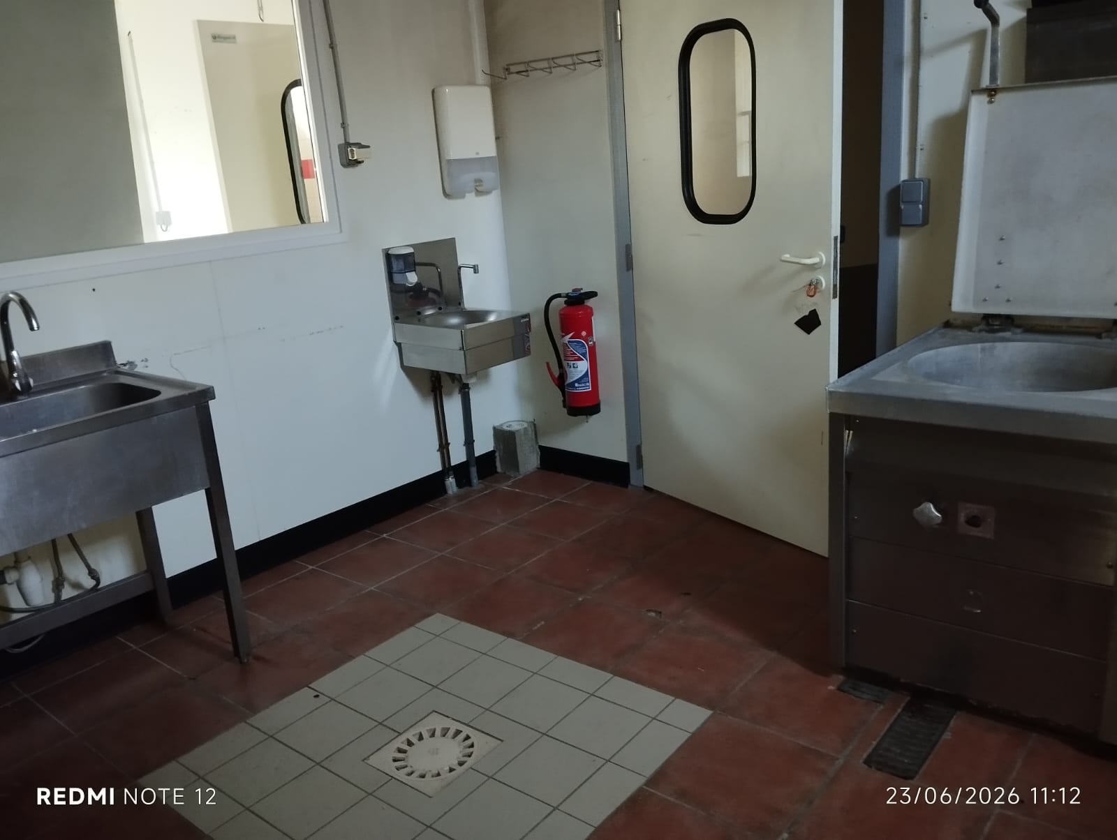 GRACAY 18310 - APPEL A CANDIDATURE – Local boucher traiteur ou autre activité (sauf épicerie et restaurant)

Dans une commune de 1400 habitants entouré par la Champagne Berrichonne, aux portes de la Sologne, Graçay est niché au cœur d’un écrin végétal et proche de l’eau.
A 2h au Sud de Paris avec un accès direct à l’autoroute A20, l’échangeur se situant à 5 kms, Graçay est au centre de nombreuses communes rurales et sa zone d’intérêt rayonne sur 9 communes. Les communes les plus importantes sont Vierzon, Châteauroux, Bourges, Romorantin. 
Son cœur de bourg dynamique est riche de nombreux commerces de proximité, (2 boulangers, épicerie, 2 coiffeurs, pharmacie, une supérette, bricolage, antiquité, 3 bars, 3 restaurants une autoécole, vétérinaires,…) des artisans Maçons, électriciens, Plomberie et un beau marché de plein vent tous les jeudis.
La Commune de Graçay compte un groupe scolaire primaire et maternelle, un centre socio-culturel, une salle des fêtes, un gymnase, terrain de sport et espace de loisirs avec piscine, un camping, une quarantaine d’associations culturelles ou sportives et des animations de territoire récurrentes comme la Foire aux Truffiaux.
De nombreux services à la population sont disponibles sur place notamment une agence postale, un cabinet notarial, un cabinet d’infirmiers, des professions paramédicales et un Ehpad qui accueille jusqu’à 102 résidents (en longs ou courts séjours), 

A LOUER commune de GRACAY – local commercial appartenant à la collectivité (ancienne boucherie-traiteur) pour activité de commerce de proximité. 
Le local commercial est composé : 
•	une boutique accès PMR avec vitrine réfrigérée et meuble de caisse d’environ 30m2
•	une arrière-boutique 40m2 distribuée comme suit
o	1ère pièce préparation et découpe avec lave mains 
o	2ème pièce cuisson et plonge avec double lavabo et lave mains
o	2 chambres froides
o	Livraison par l’extérieur quai de chargement avec rampe d’accès
o	Grand garage pour véhicule et stockage 100 m2
o	Appartement 2 pièces au-dessus du commerce refait à neuf (60 m2 distribué comme suit,  pièce à vivre, chambre, salle de bain et toilettes)
•	Bail commercial 3/6/9 loyer de 650€ ttc (local professionnel + appartement)
•	Le preneur s’engage à contractualiser avec les fournisseurs d’énergies de son choix et en régler directement les factures.
•	Taxes foncières à la charge du bailleur

Pour toute demande un dossier d’appel à candidature sera à déposer avec CV et copie de pièce d’identité.
Contact : Comptoir du Commerce et de l’Artisanat de Vierzon Sologne Berry 
02 48 51 47 16 comptoircommerceartisanat@cc-vierzon.fr