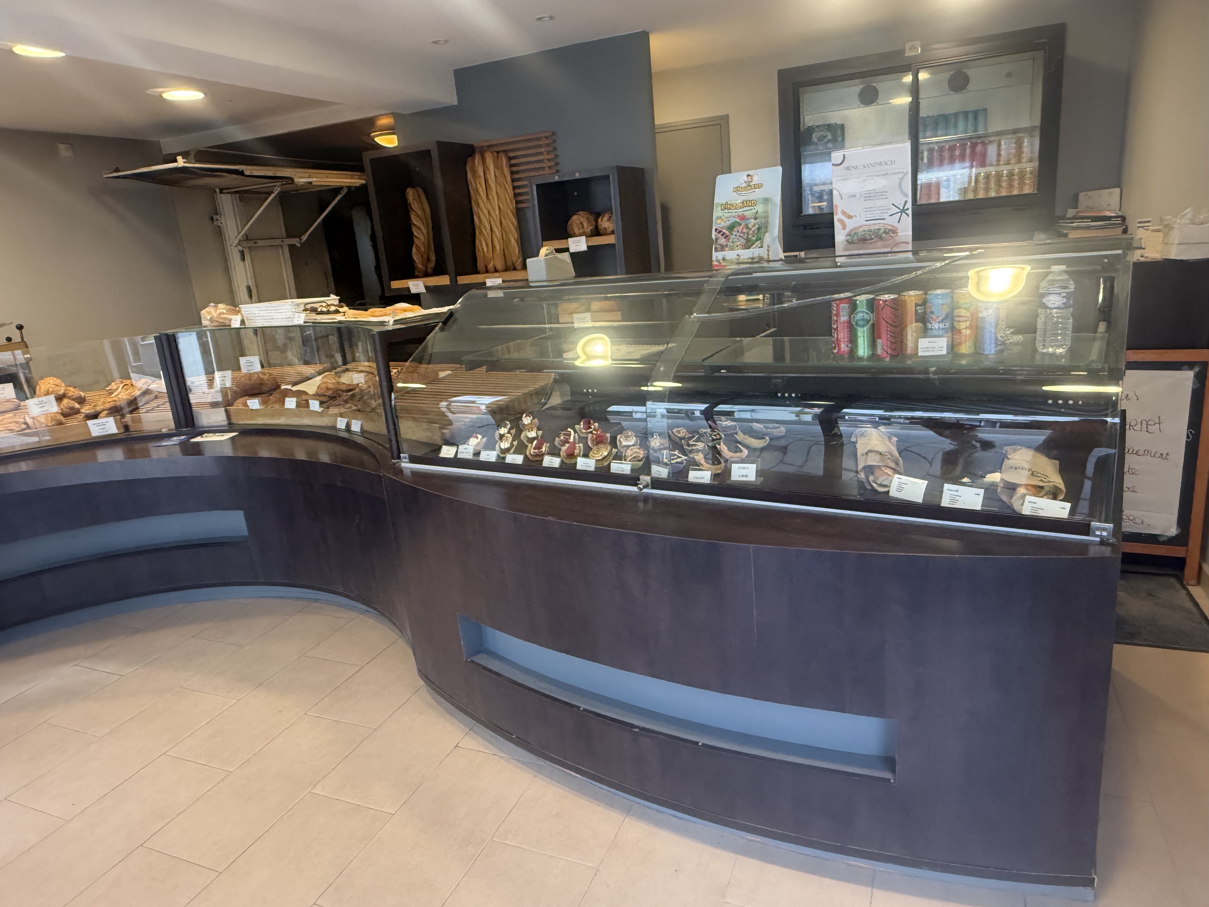 à vendre boulangerie - pâtisserie artisanale dans ville de +/- 12 000 habitants.
Située en face d'un bureau de tabac et à proximité de plusieurs commerces (fleuriste, restaurant, laverie…) et de la Mairie.