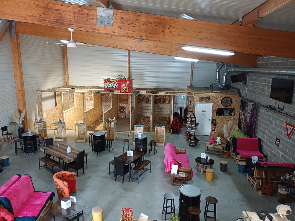 Et si vous repreniez les rênes du H'Break Family ?
À vendre – BAR A THEME SUR LA COMMUNE DE COUTANCES
Vous avez envie de changer de vie, de devenir votre propre patron et de faire vivre un véritable lieu de rencontre ?
 Direction Coutances, dans la Manche, où le H'Break Family recherche son futur repreneur !
Plus qu'un bar, le H'Break Family est un lieu de vie apprécié des Coutançais, où se retrouvent au fil des jours habitués, amis, associations et groupes venus partager un verre, assister à un événement ou simplement passer un bon moment.
Son identité affirmée, sa clientèle fidèle et sa visibilité sur les réseaux sociaux offrent au futur exploitant une base solide pour poursuivre l'aventure et écrire un nouveau chapitre de l'établissement.
 LES ATOUTS DU H'BREAK FAMILY
 Une clientèle fidèle et régulière
 Un établissement immédiatement opérationnel
 Une identité reconnue et une présence active sur les réseaux sociaux
 Une terrasse appréciée dès les beaux jours
 Un lieu adapté à l'animation et aux rendez-vous conviviaux
 De nombreuses possibilités de développement : concerts, soirées à thème, retransmissions sportives, événements, privatisations.
 Une activité pouvant convenir à un couple ou à un entrepreneur souhaitant s'investir dans un projet de proximité
 UN POTENTIEL À IMAGINER
Le H'Break Family dispose déjà de ses habitués et de son identité. Le futur repreneur pourra s'appuyer sur ces acquis tout en apportant sa propre personnalité, ses idées et son concept.
Développer l'événementiel ?
Créer de nouveaux rendez-vous ?
Renforcer l'offre en journée ?
Développer les privatisations ?
Créer un nouveau concept autour du lieu ?
Les possibilités sont nombreuses pour celui ou celle qui saura faire évoluer l'établissement tout en conservant son âme.
 UNE AFFAIRE, MAIS AUSSI UN PROJET DE VIE
Reprendre le H'Break Family, c'est avant tout reprendre un lieu qui a une histoire et une place dans la vie locale.
Que vous soyez déjà professionnel du CHR, commerçant, entrepreneur ou en reconversion, cette affaire peut vous permettre de vous lancer à Coutances avec un établissement existant, une clientèle déjà présente et un potentiel de développement à exploiter.
 Vous avez de l'énergie, le sens du contact et l'envie de faire vivre un lieu ? Le H'Break Family pourrait être votre prochaine aventure.
 Coutances – Manche
 Dossier et renseignements complémentaires sur demande.
Le H'Break Family cherche son prochain capitaine. Et si c'était vous ?