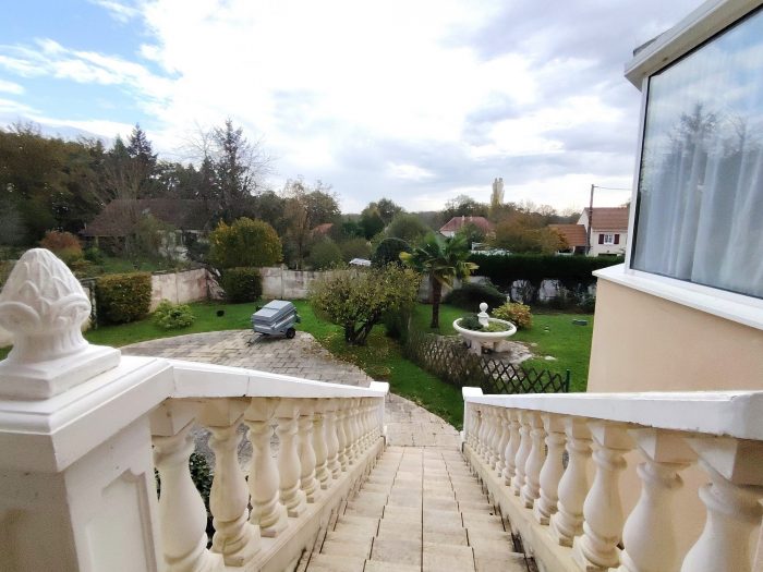 Proche Guéret, préfecture de La Creuse
Envie de transformer un restaurant en habitation/ gîte ou chambre d'hôte ou d'ouvrir un restaurant en Creuse avec plus de 100 couverts intérieurs ainsi que 100 couverts en terrasse, venez acquérir ce bel établissement comprenant sa maison d'habitation de 130 m².
La surface du commerce est de 261 m² avec son côté bar, sa salle de réception contenant son four à pizza, sa cuisine équipée, ses wc, son cellier, les sanitaires du personnel, sa cave.
L'établissement possède un parking privé goudronné ainsi qu'un garage privé.
La Maison est mitoyenne, se compose d'une grande pièce de vie avec cheminée, à l'étage une grande salle de bain et quatre chambres.
Le jardin se compose d'une pelouse sur une partie et l'autre partie est en pavé pour accueillir les clients.
Cet ensemble immobilier à pignon sur rue, à déjà sa clientèle. Le changement de destination du bâtiment est possible.
Chauffage au gaz de ville, double vitrage, tout à l'égoût, taxe foncière de 4000 €.