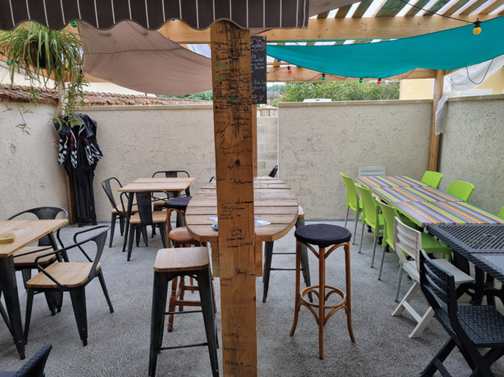 RESTAURANT - BURGER - KEBAB

Bon emplacement, grand passage, zone de chalandise de + 15.000 habitants. Surface de 45 m2, 24 places assises, terrasse dans cour privée de 28 places. Repris depuis 2 ans. C.A. 2023 : + 200.000€ en développement constant. Rentabilité pour un couple + 5.000€. Loyer très faible de 500€. Libre de tout contrat. 
Vendu parceque nouveau projet
Prix en baisse: 85000€ à débattre dans la limite du raisonnable