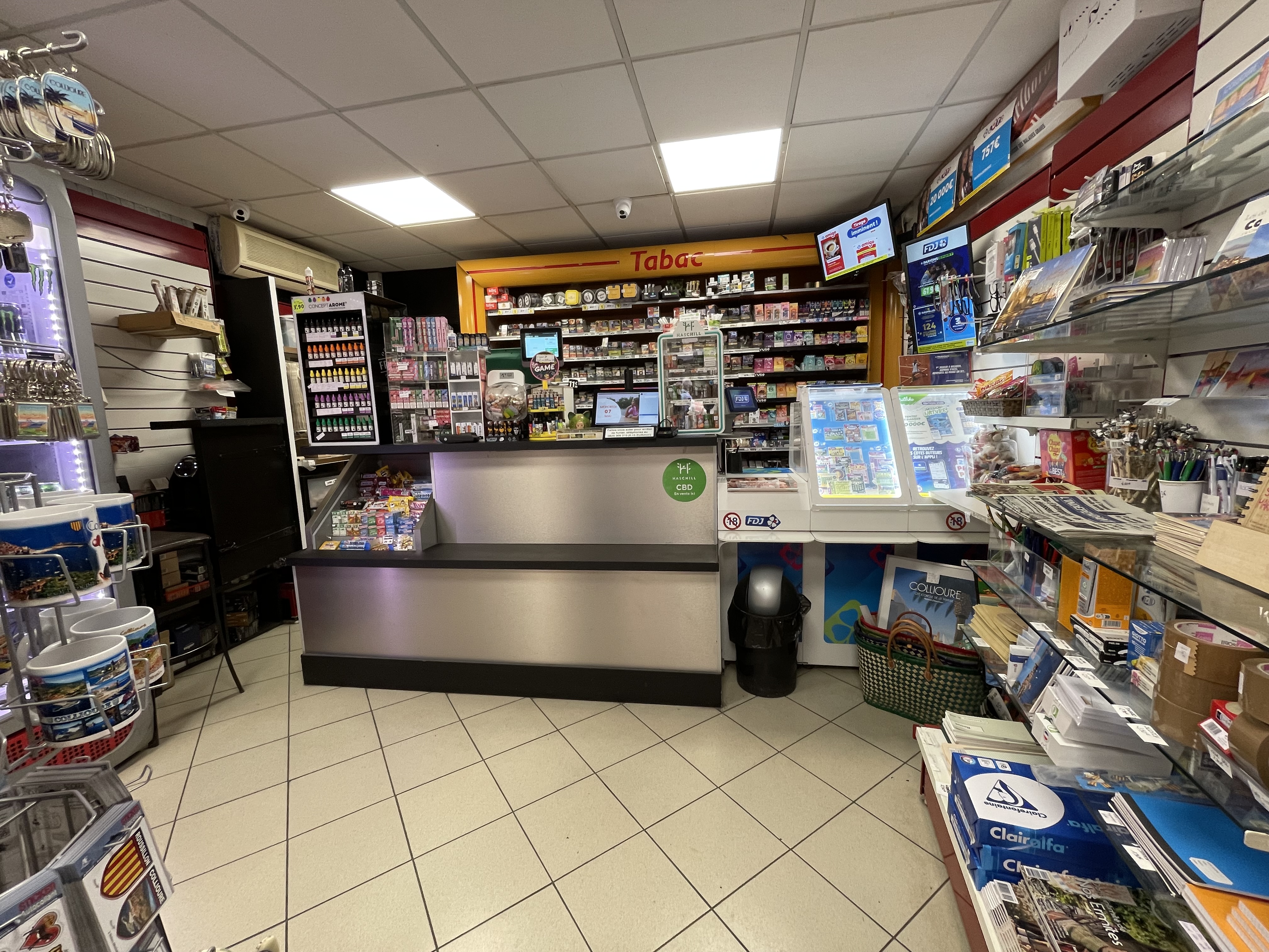 Fonds de commerce Tabac, FDJ , PMU , Vapotage, CBD , relai colis, cadeaux et articles de plage 
Ouvert à l’année de 8 h à 19 hr ( ou 18hr l’hiver 
Avec un jour de fermeture hebdomadaire et 5 semaines de congés par an . 
Clientèle fidèle et touristique avec un pic saisonnier estival 
Idéalement situé dans une rue  piétonne incontournable de Collioure ( station balnéaire très fréquentée , la perle de la Côte Vermeille , élue Village préféré des Français en 2024 !! )
Cette affaire est une opportunité et idéale pour un couple souhaitant s installer dans un cadre de vie attractif et dynamique , 
Je suis gérante de cette agréable affaire depuis 19 ans  et suis aidée  de deux contrats saisonniers en période de forte affluence . 

Quelques chiffres : 
CA de 2024 : 221000 euros  
Avec commission tabac 55600 euros et FDJ 25000 euros