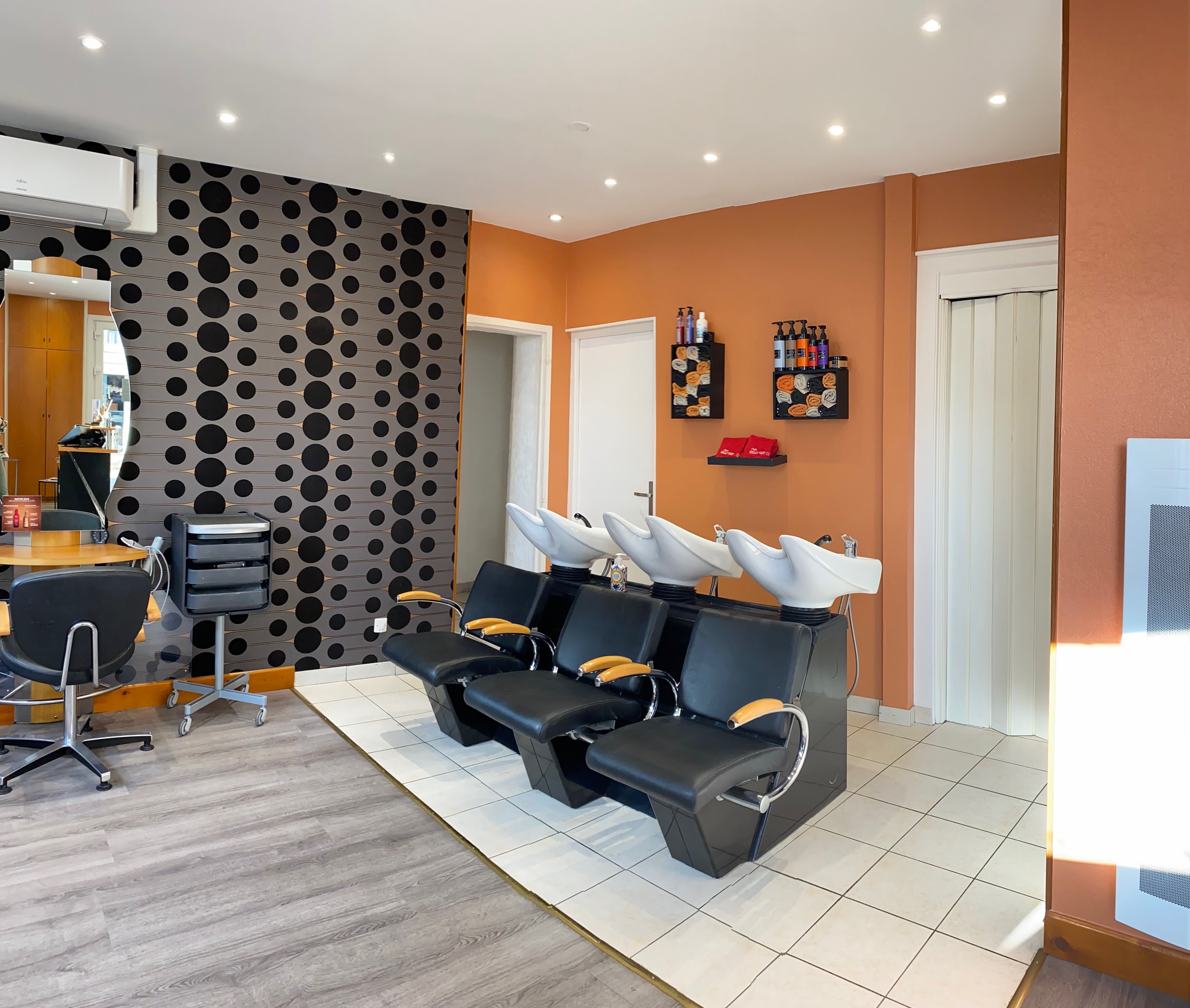 Fonds de commerce d'un salon de coiffure mixte situé en centre ville, bénéficiant d'un bel emplacement et d'une très bonne visibilité.

A vendre (pour cause de départ à la retraite) avec le matériel et le stock en cours.
Idéal pour une installation immédiate.
Clientèle fidèle et régulière.

Convivial, lumineux et climatisé, le salon d'une superficie totale de 64 m2 est parfaitement agencé (6 postes de coiffage, 3 bacs à shampoing, labo, petite cuisine, WC).
Equipe professionnelle en place : la propriétaire et 2 coiffeuses (en CDI de 24 h).

Loyer mensuel : 649,19 €

Pour plus d'informations, merci de me contacter en message privé.