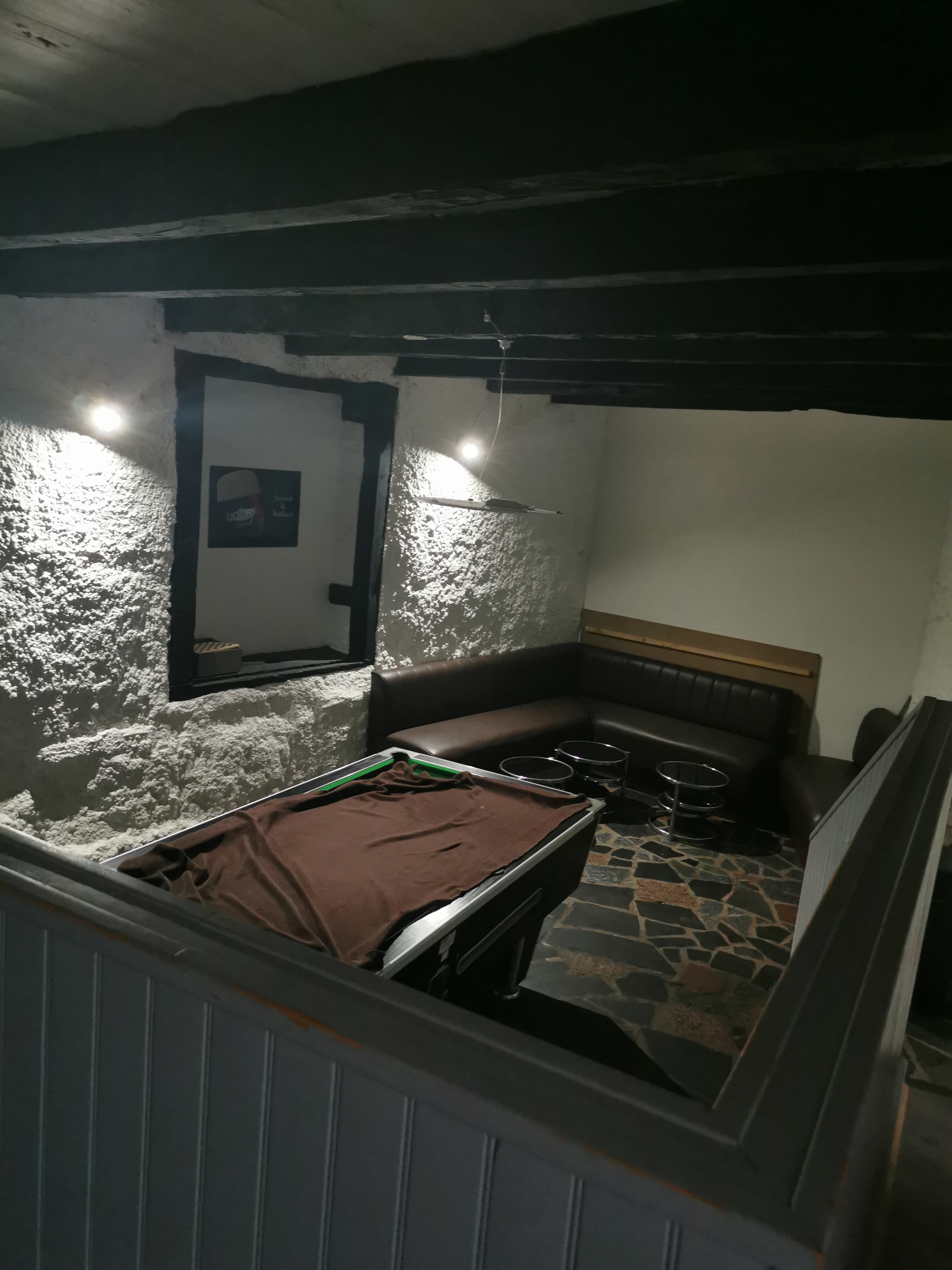 À vendre: Bar avec fort potentiel en Bretagne.
Cause nouveau projet de vie ' vends bar tabac chaleureux et convivial bénéficiant d une clientèle fidèle et d une belle visibilité.
Situé dans un secteur vivant et agréable.
L établissement offre
_ une salle accueillante
_un espace bar fonctionnel
_ une salle de billard
_une grande terrasse à l extérieur
_ du potentiel de développement
(animations grande restauration
Soirée etc....)
Clientèle régulière
Affaire ideale pour une personne seule ou un couple
Matériel en place
Pas de contrat brasseur
Possible de reprise rapide.
Le bar possède une atmosphère conviviale appréciée de la clientèle locale et de passage.
Belle opportunité pour une première affaire ou un changement de vie en Bretagne.
Plus d informations et photos sur demande.
Possibilité d accompagnement pour la reprise au démarrage si souhaité.