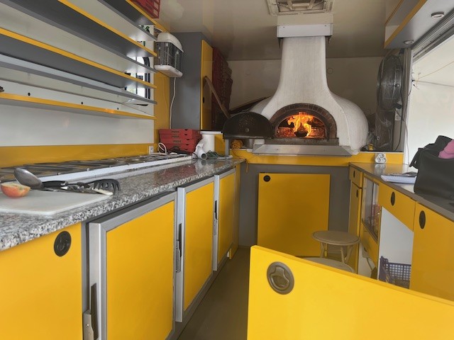 Une opportunité à saisir
Vous rêvez de vous lancer dans la restauration mobile avec un concept éprouvé et une clientèle fidèle ? Ce camion pizza au feu de bois est fait pour vous ! Situé dans un cadre naturel préservé, à proximité des axes routiers majeurs (RN 145 à 20 km), ce fonds de commerce est une opportunité unique pour reprendre une activité rentable et bien implantée.

🚚 Le camion : un outil prêt à l’emploi

Véhicule Fiat de 2011 (153 000 km), révisé régulièrement et entièrement équipé :
Four à pizza au bois
Frigo 3 portes et vitrine réfrigérée pour boissons
Saladette, placard de maintien au chaud et rangements pour vaisselle
Étagères et lave-main

Laboratoire installé au domicile, matériel à reprendre : allongeuse, pétrin, diviseuse, chambre froide (2m x 3m), tables et étagères inox.

📍 6 emplacements stratégiques
Le camion est positionné du mardi soir au dimanche matin et soir sur 6 communes dynamiques de l’Est Creuse : Gouzon, Ajain, Parsac, Ahun, Jarnages et Chénérailles.

Les atouts :
- Clientèle locale et de passage fidélisée
- Emplacements raccordés à l’électricité
- Environnement naturel et touristique attractif

-> Chiffres clés
Prix de vente du fonds et du matériel : 48 000 €
Chiffre d’affaires N-1 : 78 532 €
Activité stable et rentable, idéale pour un démarrage serein.

Les cédants proposent un accompagnement complet pour assurer une transition en douceur :
Formation à la maîtrise du four à bois
Transmission du savoir-faire et de l’expérience
Présentation au réseau de clients locaux.