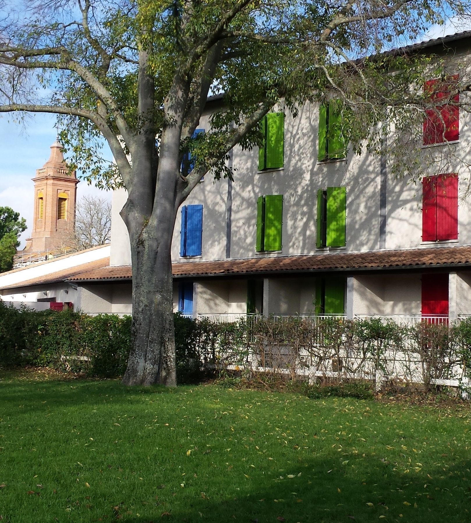 Le Friendly Auberge, situé en banlieue Toulousain, est un établissement hybride combinant hôtel, auberge de jeunesse, restaurant traditionnel, location de salles et repas de groupes. Implanté dans une zone urbaine stratégique, à proximité immédiate d’Airbus et de ses nombreux sous-traitants, il bénéficie également d’un cadre campagnard grâce à sa situation dans le quartier du village historique, en bordure d'un parc et près de quelques commerces.
L’établissement dispose d’un positionnement différenciant, alliant hébergement flexible (chambres privées et dortoirs) et restauration authentique au feu de bois, entièrement faite maison. Il s’adresse à une clientèle variée : professionnelle, étudiante, ouvrière, associative, touristique, internationale, ainsi qu’aux groupes scolaires et sportifs, repas et soirées privées ainsi que des séminaires ou conférences professionnelles.

👉 Cession du fonds de commerce avec un fort potentiel de développement.