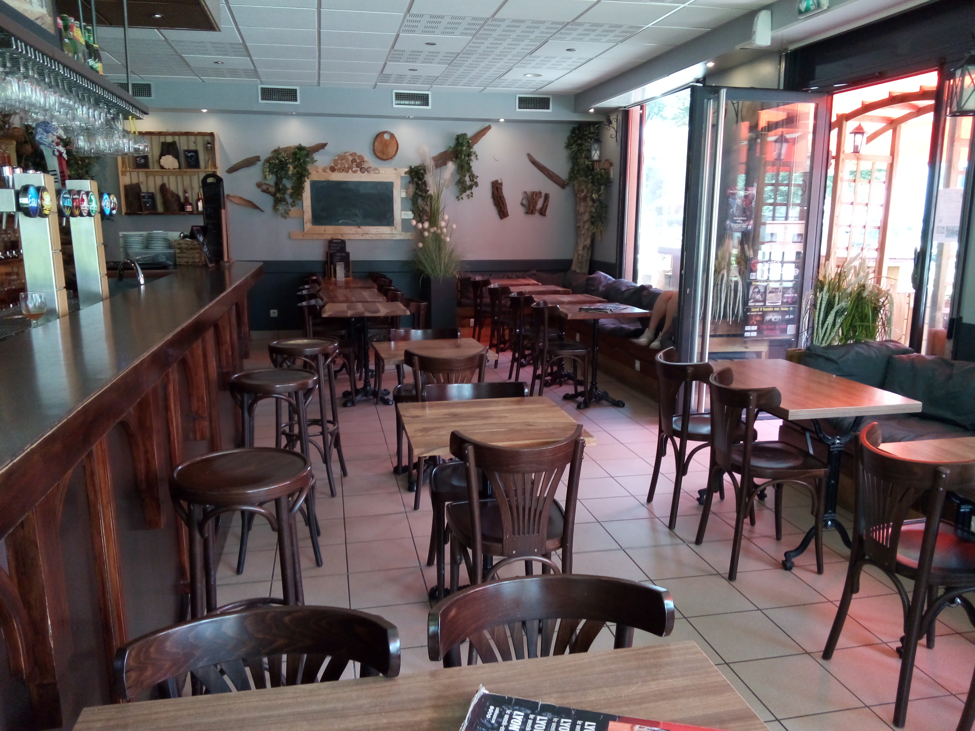 A vendre fond de commerce en plein centre de Craponne, 120m2,  2 terrasses, cuisine, très bel et bon emplacement, grand marché forain le samedi, marché forain alimentaire le mercredi. 
Photos et renseignements supplémentaire sur demande.