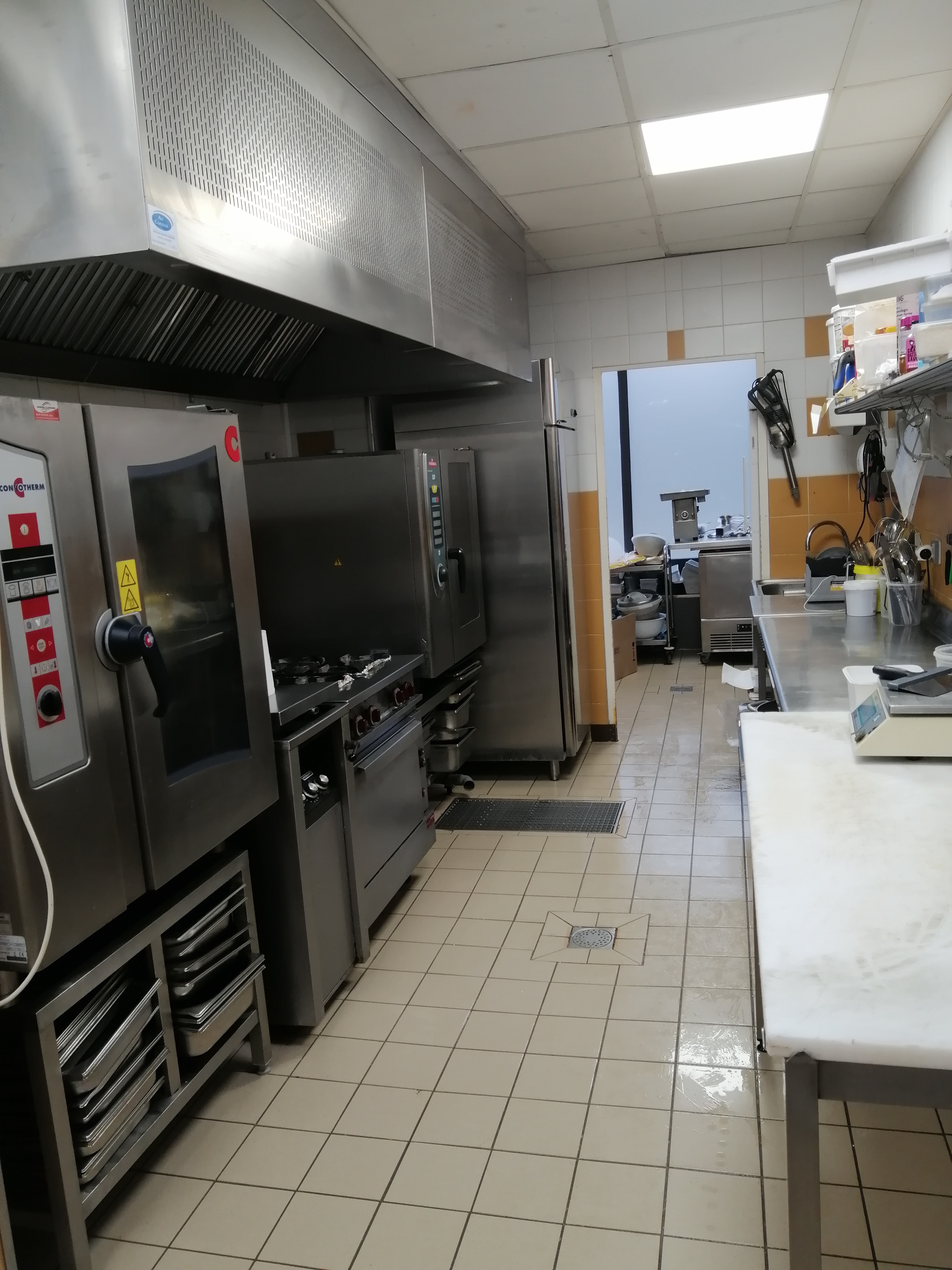 À vendre fonds de commerce boucherie-charcuterie-traiteur dans une commune dynamique élue Petite Cité de Caractère. 

Affaire tenue par un couple co-gerant sans salarié.

Suite à un problème de santé, depuis 2 ans, la boutique est ouverte uniquement les matins de 8h45 à 13h30 du mardi au samedi.

L'état de santé ne s'améliorant pas, nous recherchons un repreneur.

Malgré les horaires réduits, nous maintenons un chiffre d'affaire de 300000 euros HT. 
Il y a donc un très fort potentiel de développement.

Boutique de 30m2.
Labo très bien équipé, 2 fours professionnels, 1 fourneau, robot coupe, hachoir, batteur, cellule de refroidissement, machine sous vide, poussoir à saucisses, patateuse, plonge,... 
1 chambre froide, et des armoires réfrigérées negatives et positives.