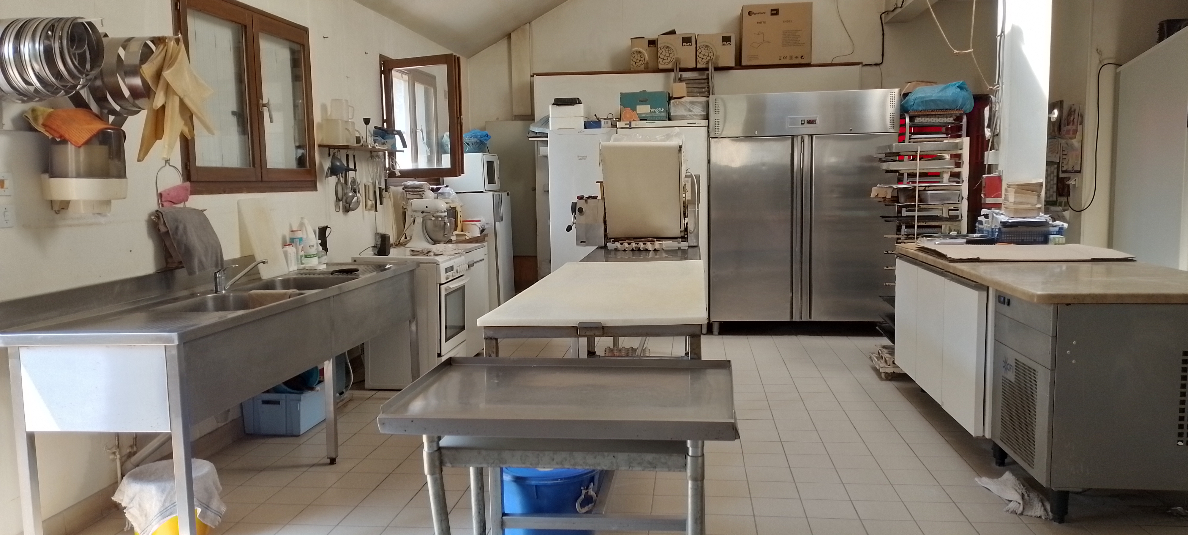 Vends cause retraite Boulangerie Pâtisserie située à Cercy La Tour dans la Nièvre Petite commune de Bourgogne Franche Comté  très touristique avec ses rivières et le canal du Nivernais 
A 3h de Paris et 2h30 de Lyon
 Ecoles, Collège 
Le commerce comprend un laboratoire professionnel de 135m², le four est alimenté au fuel
Le magasin de 20m² avec accès direct depuis une cuisine aménagée de 40m² 
A l'étage appartement de 120m² comprenant 3 chambres, salle, salon salle de bain toilettes
Un parking privé est réservé à la clientèle  , proche d 'un cabinet médical, maison des services, librairie bureau de tabac, bar PMU, épicerie, à 250m une pharmacie 
Vendu Chiffre d'affaire tout magasin