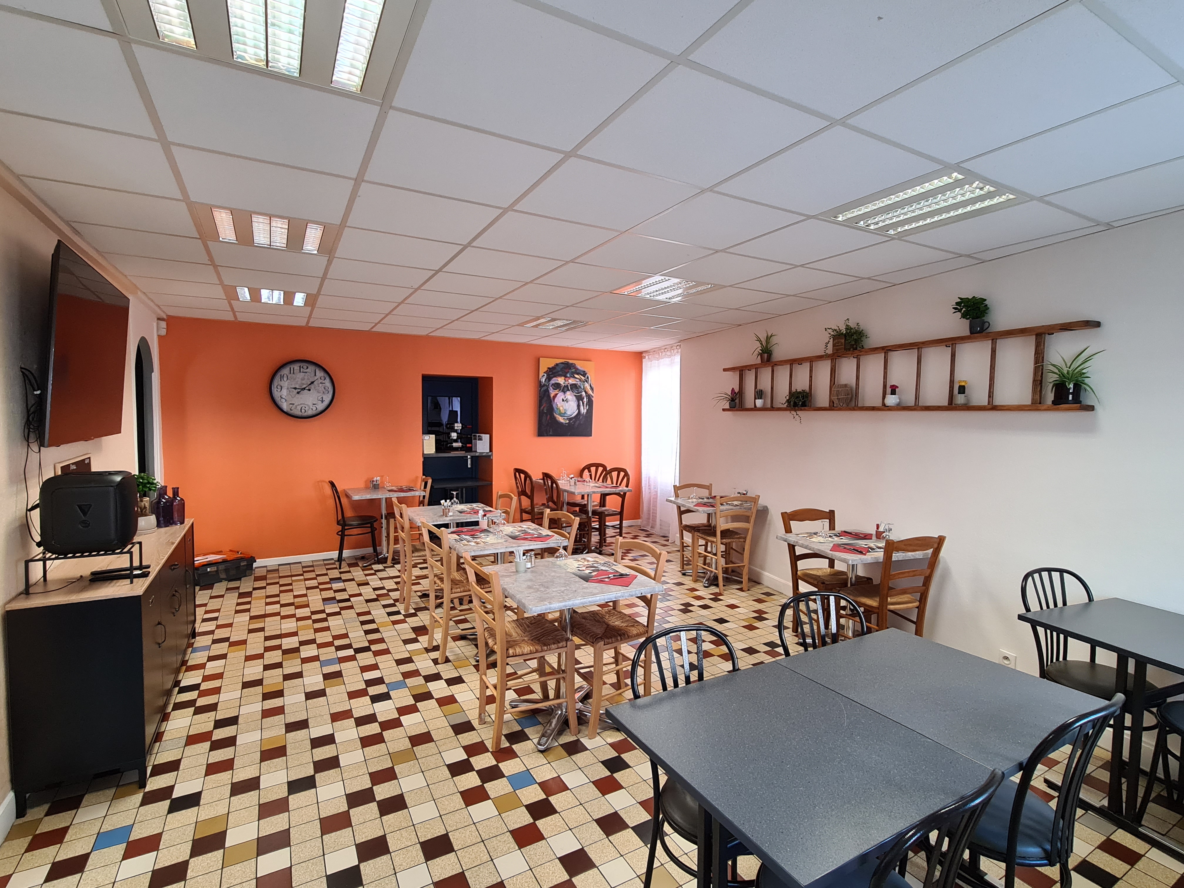 BAR-BRASSERIE-TABAC-FDJ situé en coeur de bourg, avec stationnement facile à proximité.
L'établissement se compose d'une partie brasserie d'environ 35 places assises, d'une salle de bar offrant 20 places et d'une terrasse de 16 places.
Activité Brasserie uniquement le midi, offrant une excellente qualité de vie.
Clientèle fidèle.
Fermée 1 jour/semaine + 5 semaines/an.
Logement avec deux chambres.
Loyer faible.
Affaire saine, rentable et bien tenue, idéale pour un couple, sans personnel à reprendre.
EBE 92 000 €
RBE reconstitué 104 000€