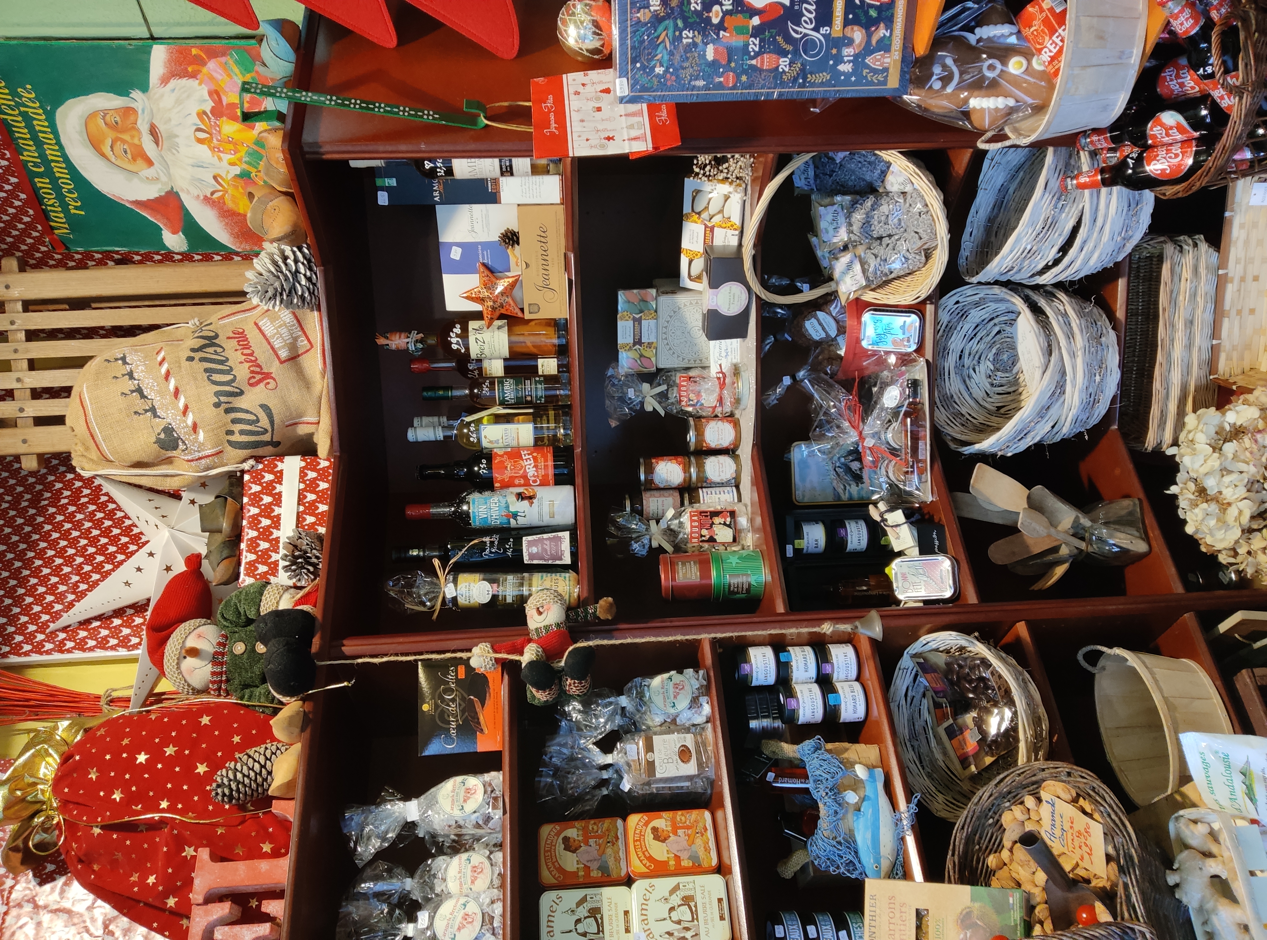 Epicerie de renom depuis plus de 60 ans située en plein coeur de Morlaix, Bretagne.
Cette charmante boutique, parfaitement placée à proximité de commerce essentiels comme une boulangerie, une pharmacie et un tabac, bénéficie d'une clientèle fidèle et de passage grâce à son excellent emplacement et son grand parking à proximité.