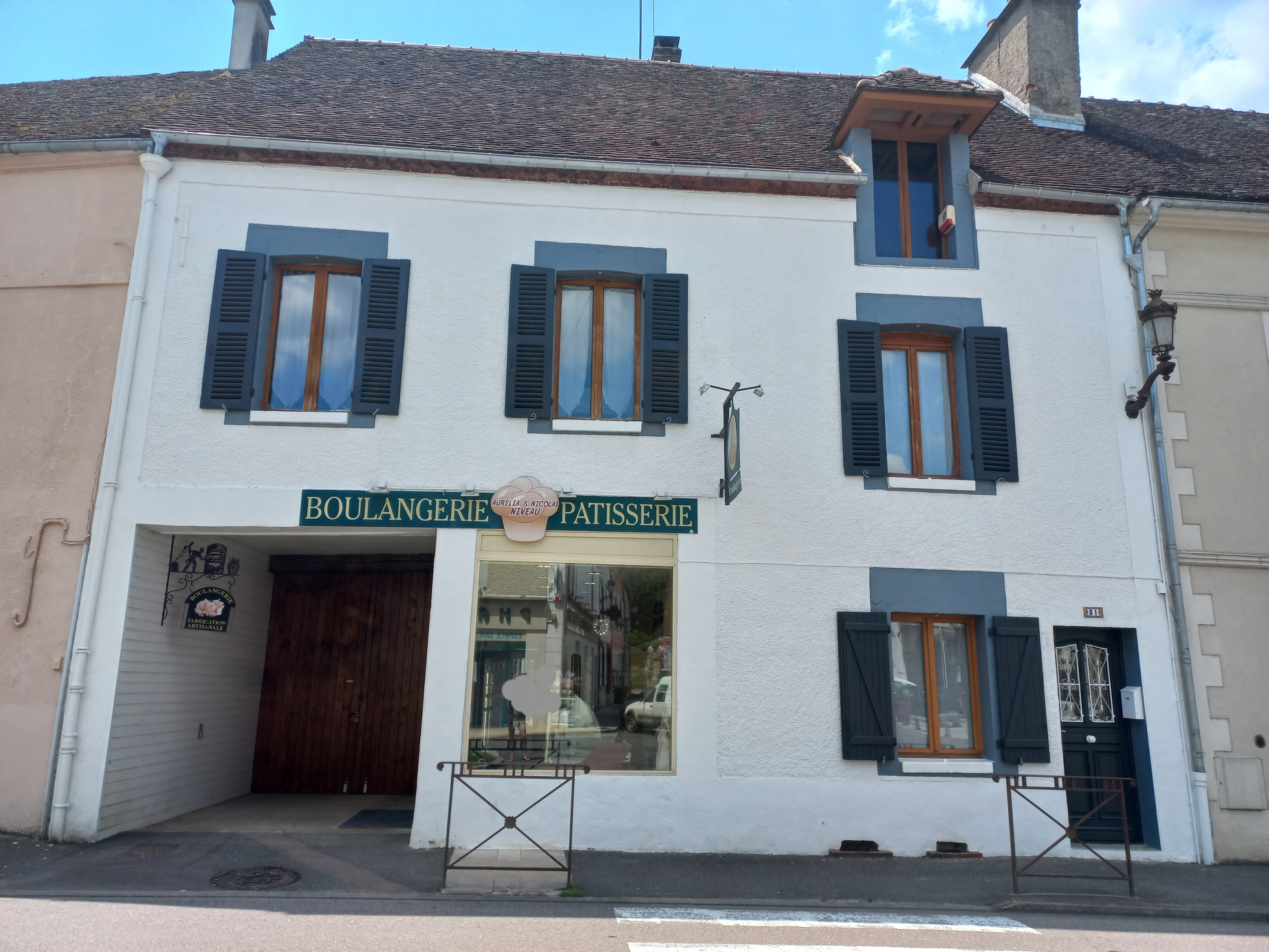 Unique boulangerie-Pâtisserie dans un le coeur d'un charmant village de la Forêt d'Othe sur un axe très passant. Ce commerce dispose d'un espace de vente de 20m2 et fournil/labo de 100 m2, d'une maison attenante de 100m2, d'une cour, d'un garage et d'un jardin.
Chiffre d'affaires stable, libre de tout salarié.