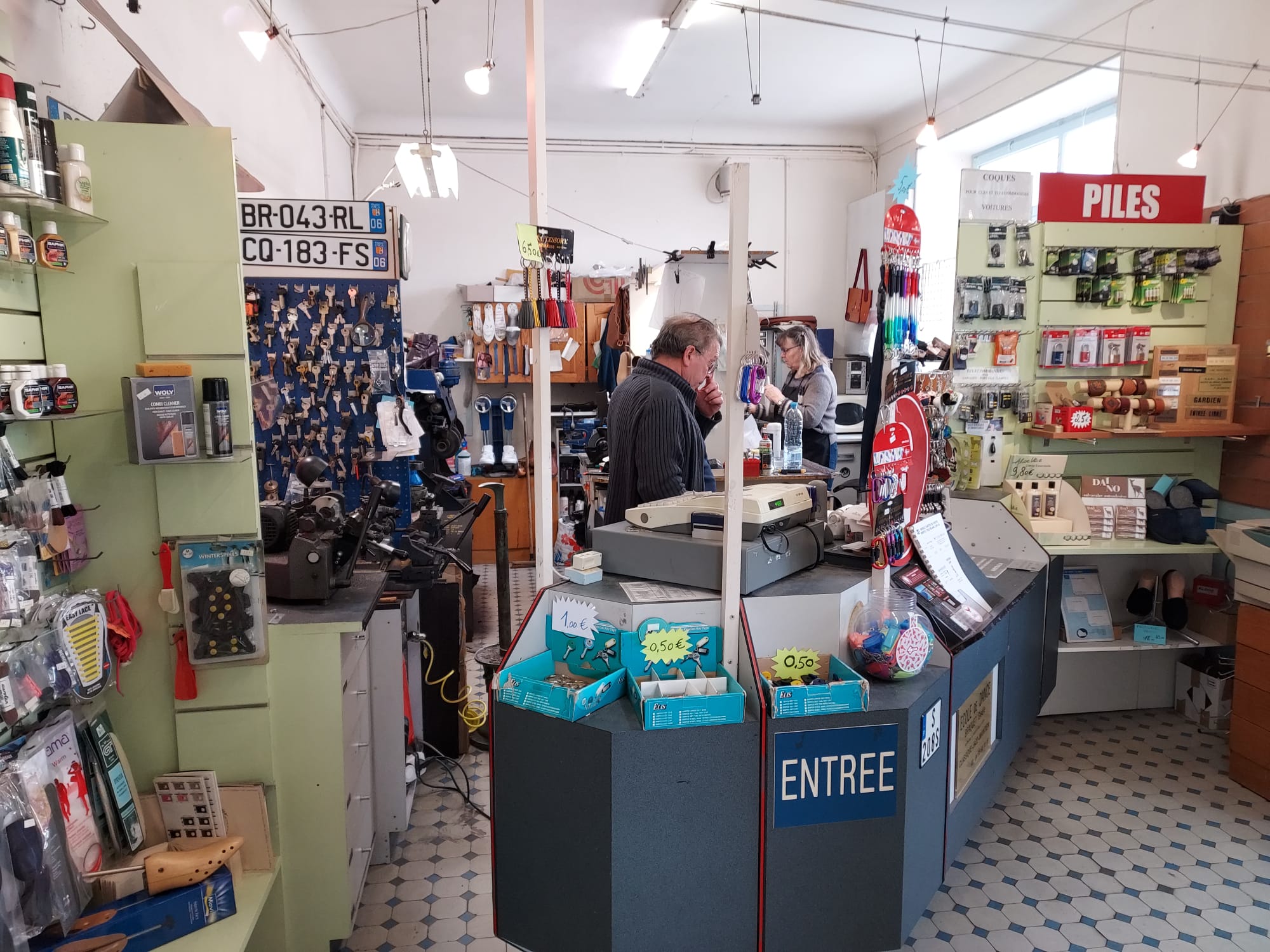 Vente d’un fonds de commerce de cordonnerie à Nice.
Très belle boutique de 52 m2 (boutique + réserve en sous sol) située à Nice Nord, dans un quartier très animé (école, bus, tram, commerces) possèdant deux grandes vitrines en façade et une sur le coté.
Notre boutique existe depuis plus de 35 ans et bénéficie d’une clientèle fidèle.
L’équipement est en bon état de fonctionnement, et la boutique dispose d’une place de parking privé avec un portail.
Loyer 1 000 euros par mois. Charges de copropriété de 45 euros par mois.
CA 75 000 euros
Activités principales : réparation de chassures et d’articles de cuir, reproduction de clés (simplen spéciale et voiture), plaque d’immatriculation auto, cartes de visites tampons, plastifications gravures, badges d’entrée d’immeuble, changement de pile, aiguisage de couteau, renovation de sac et veste en cuir.
Accompagnement pendant 3 mois si besoin afin de prendre en main l’entreprise.