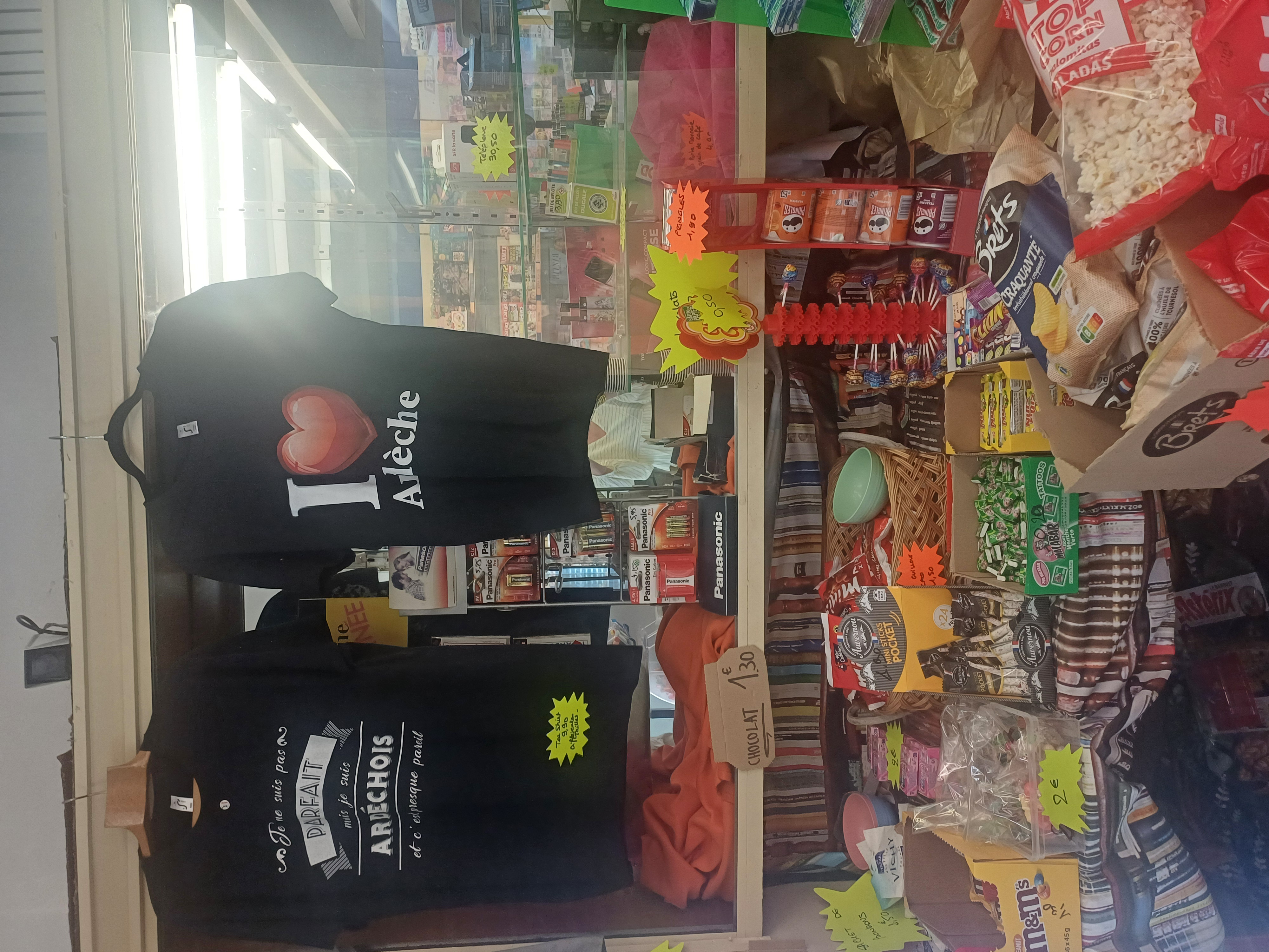 A vendre Tabac  Presse Confiserie Bimbeloterie Loto Française des Jeux Amigo.Paiement de proximité. Timbres fiscaux. 
Idéalement situé en plein centre d une ville Préfecture près d un collège, d un lycée et de deux arrêts de cars. Le tout est placé sur un axe très passant allant de la vallée du Rhône en basse Ardèche. 
Travail en couplé depuis 1989.en vente cause retraite.EBE 66000/an.
Loyer 350euros/mois
Dossier complet après échange téléphonique